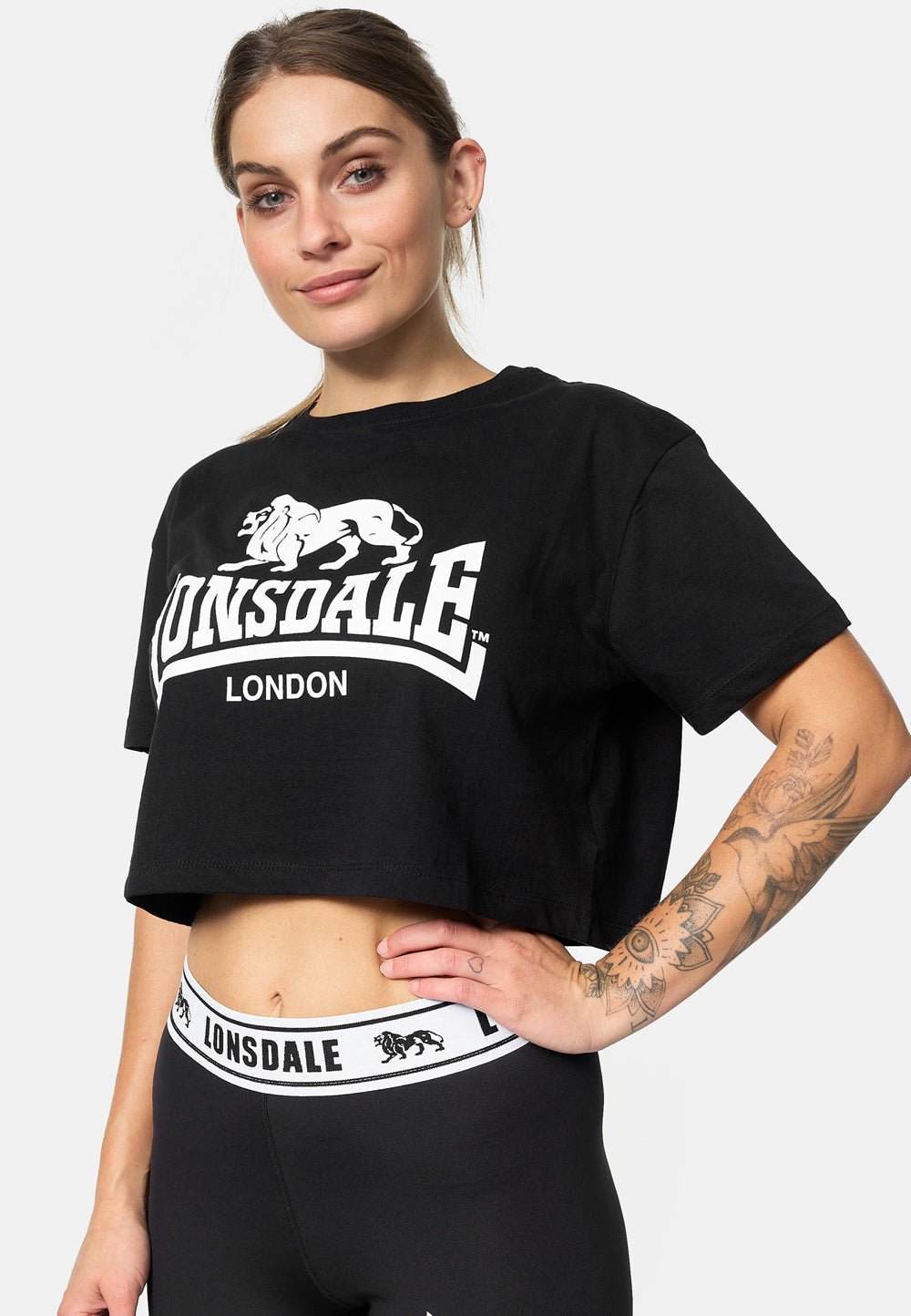 Schwarzes Lonsdale London Damen T-Shirt mit grossem weissem Logo-Print auf der Brust.