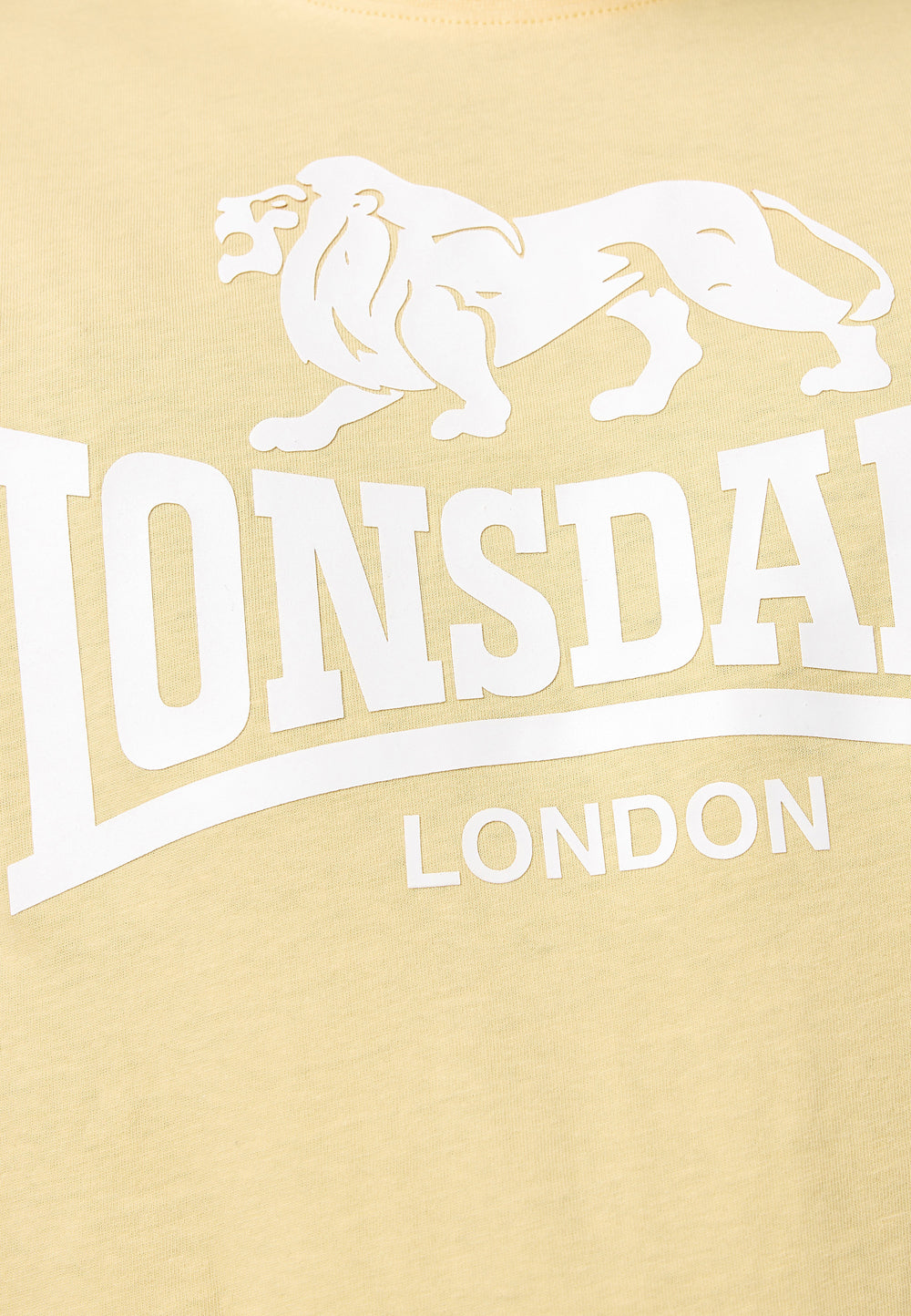 Nahaufnahme des Lonsdale Löwen-Logos als hochwertiger Druck auf dem gelben Jersey-Stoff aus 100% Baumwolle