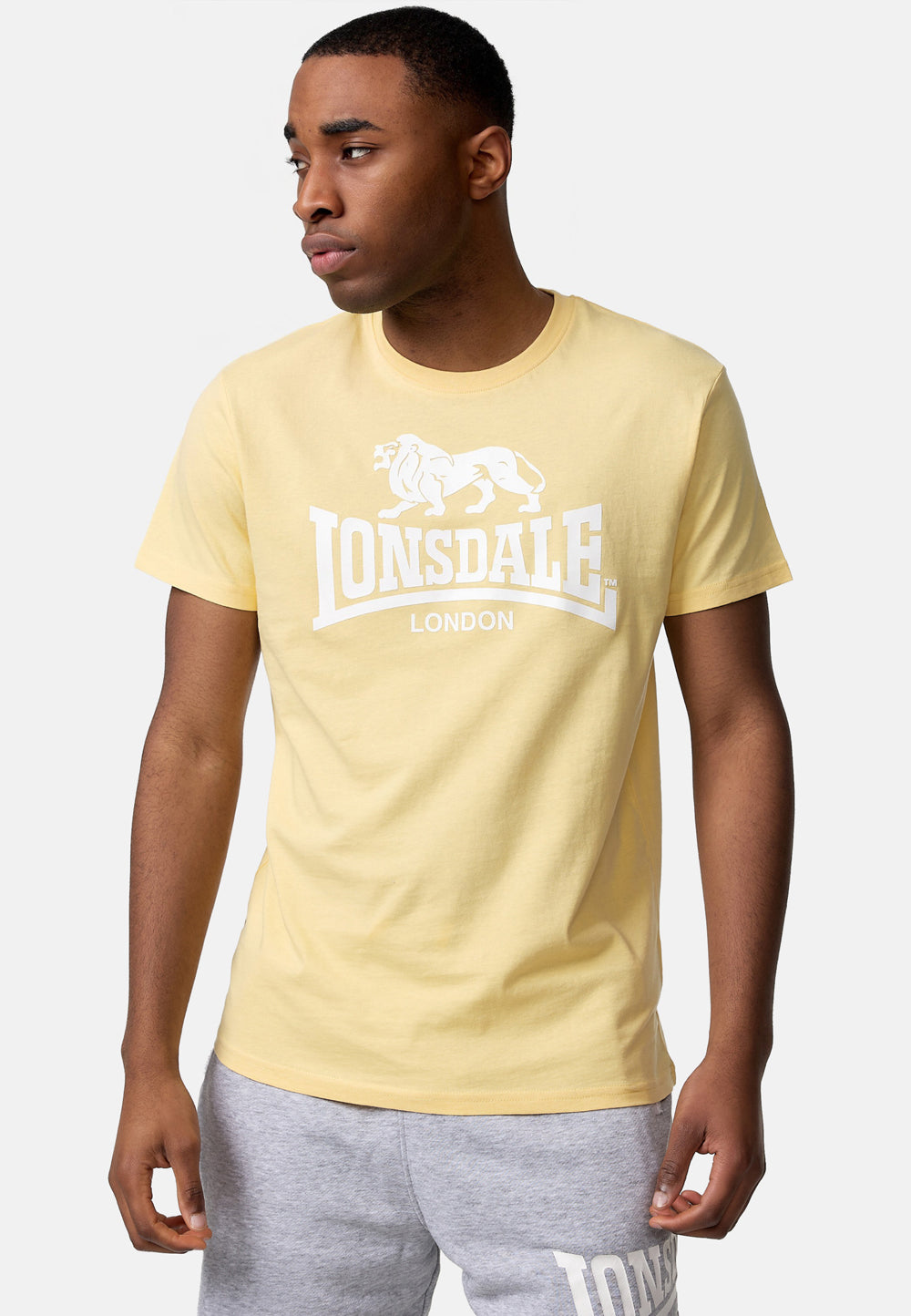 Gelbes Lonsdale St. Erney Herren T-Shirt in regulärer Passform mit markantem Logo-Brustprint in Weiss.