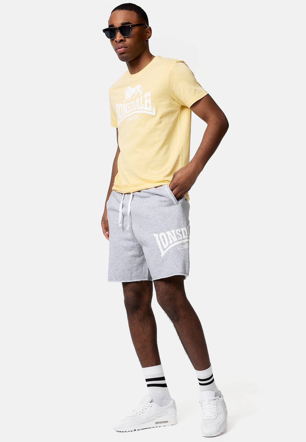 Gelbes Lonsdale St. Erney Herren T-Shirt in regulärer Passform mit markantem Logo-Brustprint in Weiss.