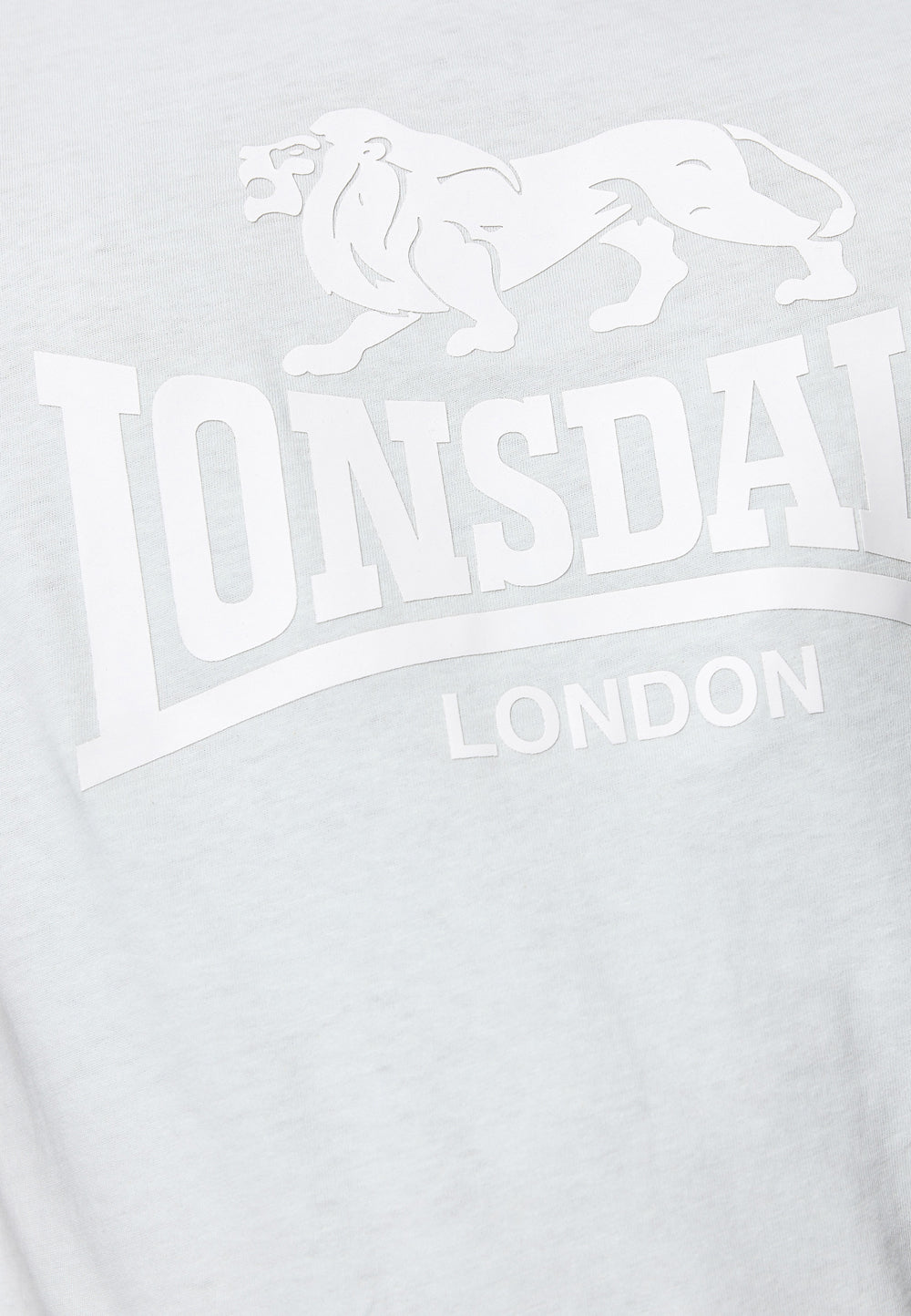 Nahaufnahme des Lonsdale Löwen-Logos als hochwertiger Druck auf dem powder mintJersey-Stoff aus 100% Baumwolle. 
