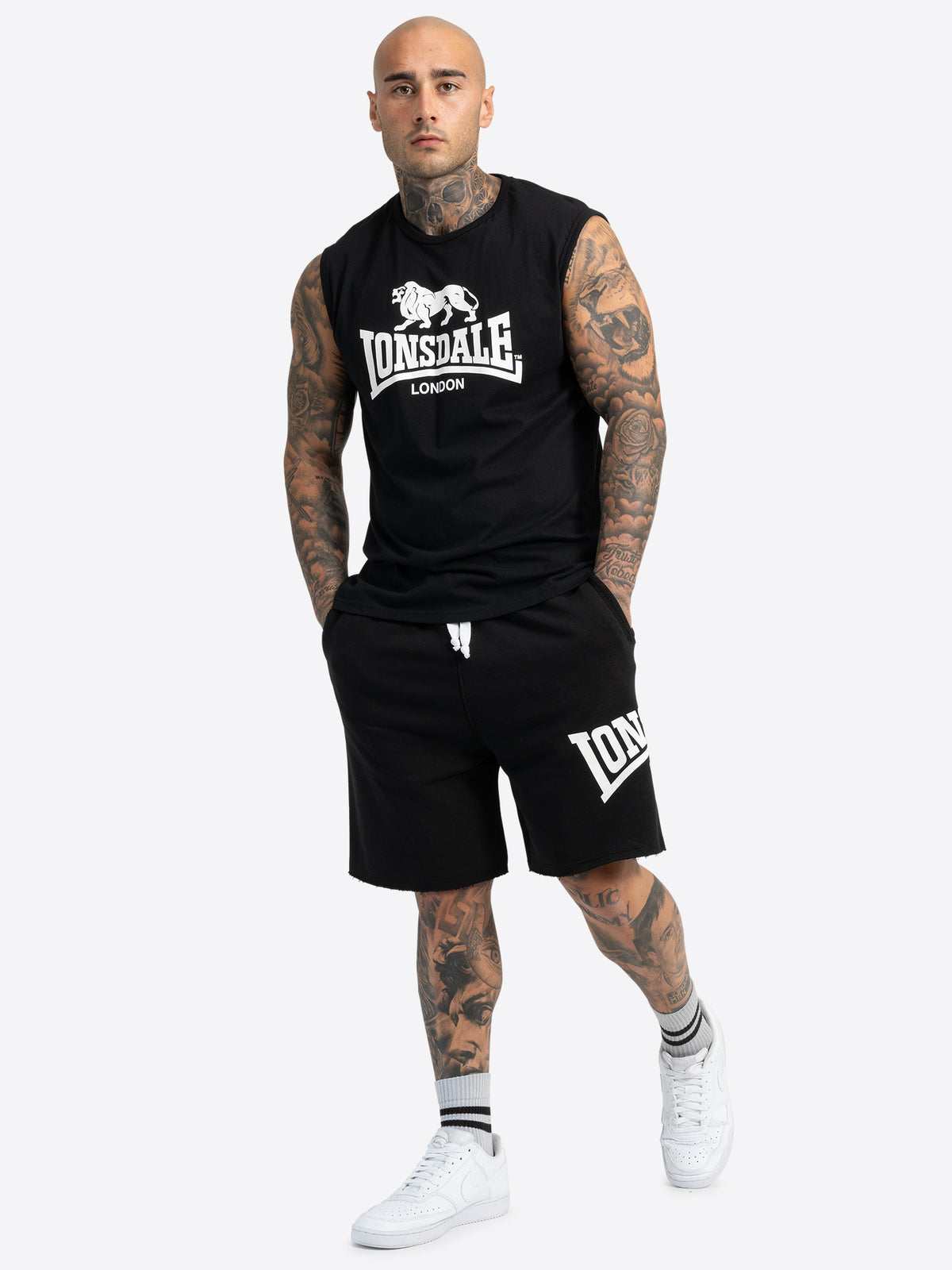 Schwarze Lonsdale Sportshorts für Herren mit weissem Logo-Aufdruck.