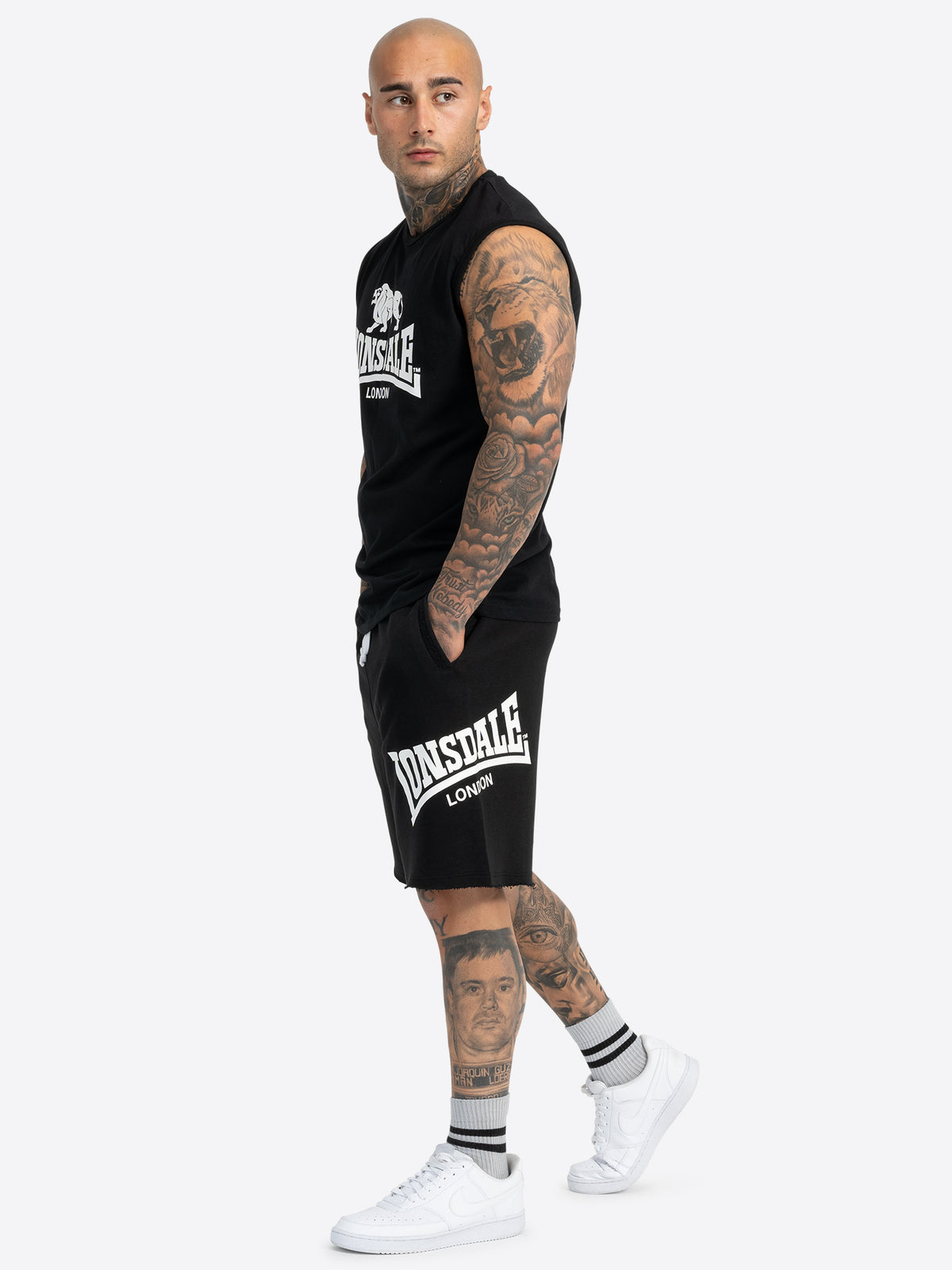 Schwarze Lonsdale Sportshorts für Herren mit weissem Logo-Aufdruck.