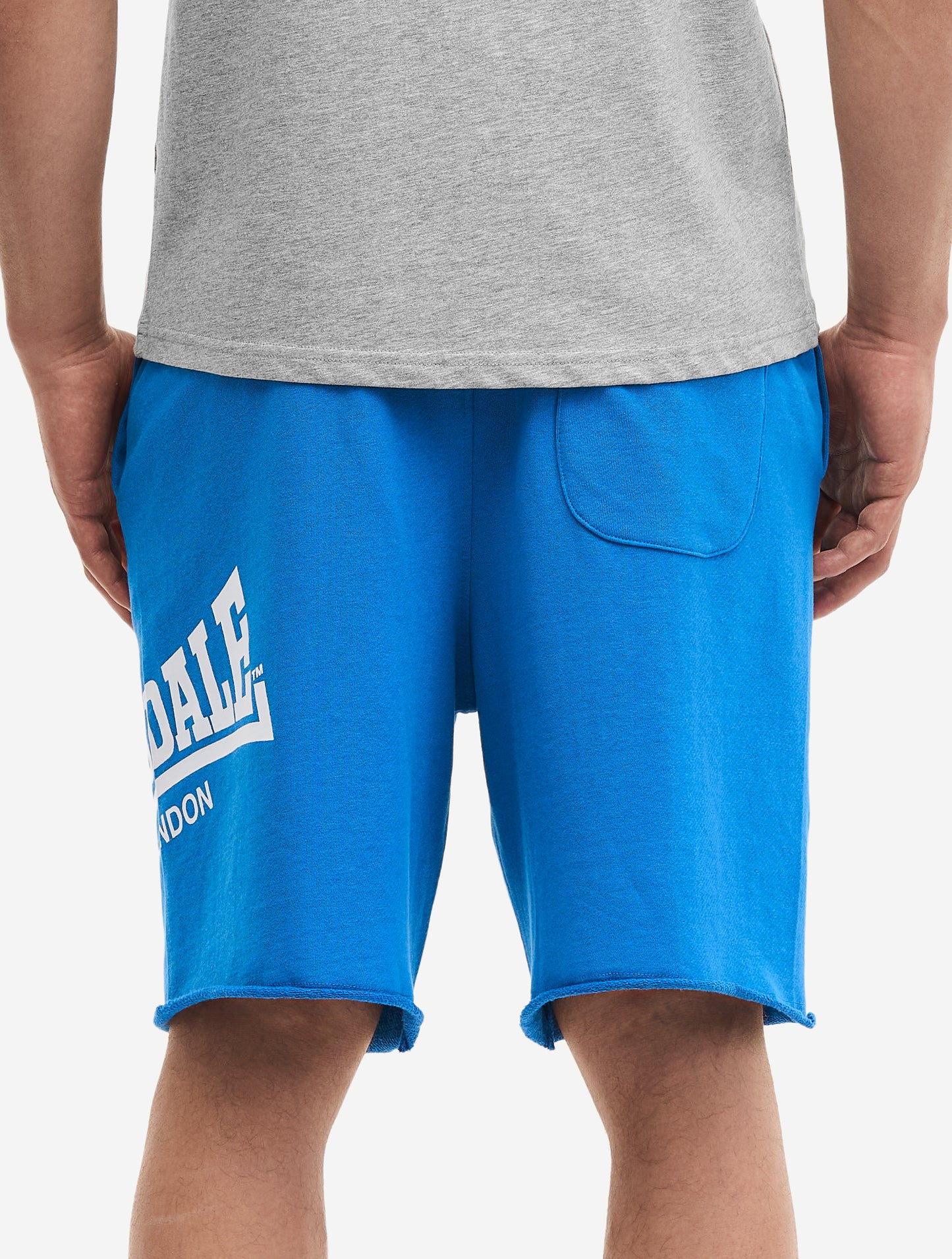 Rückansicht der blauen Lonsdale Shorts für Herren mit einer aufgesetzten Tasche hinten.