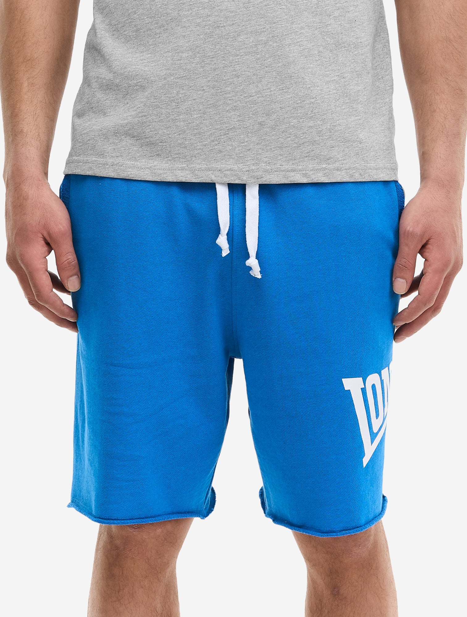 Royalblaue Lonsdale Herren-Shorts in normaler Passform aus 100% gekämmter Baumwolle mit zwei Taschen vorne.