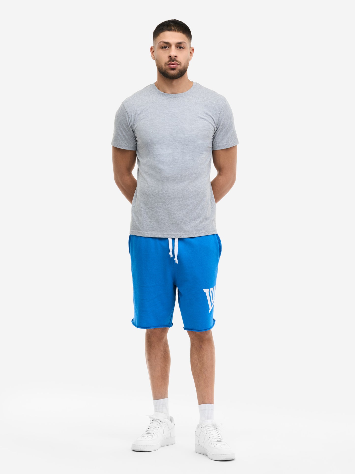 Royalblaue Lonsdale Herren-Shorts in normaler Passform aus 100% gekämmter Baumwolle mit zwei Taschen vorne.