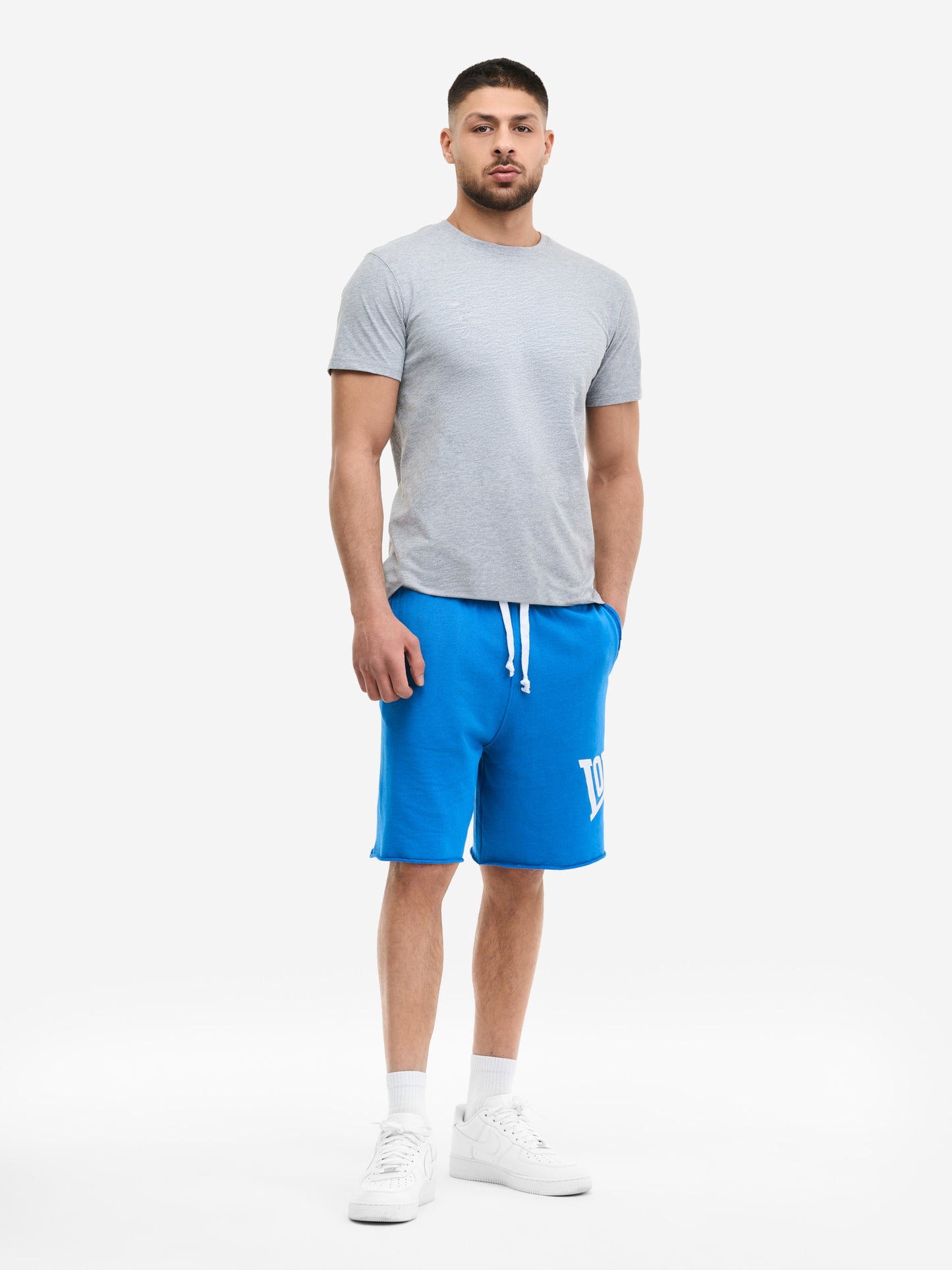 Royalblaue Lonsdale Herren-Shorts in normaler Passform aus 100% gekämmter Baumwolle mit zwei Taschen vorne.