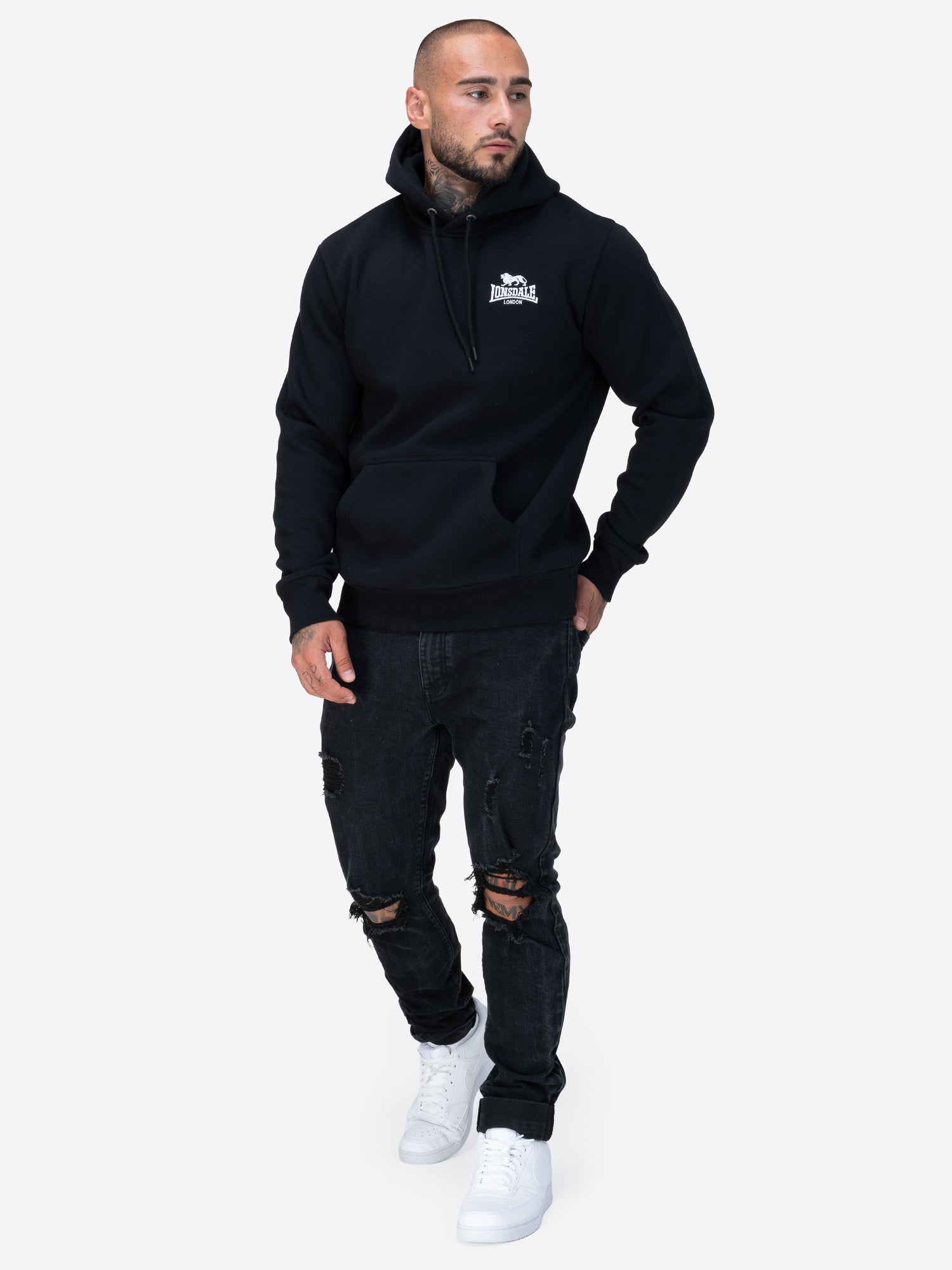 Schwarzer Lonsdale Talmine Kapuzenpullover mit Kängurutasche und verstellbarem Kordelzug an der Kapuze. Klassisches Design mit dezentem Lonsdale-Logo auf der Brust