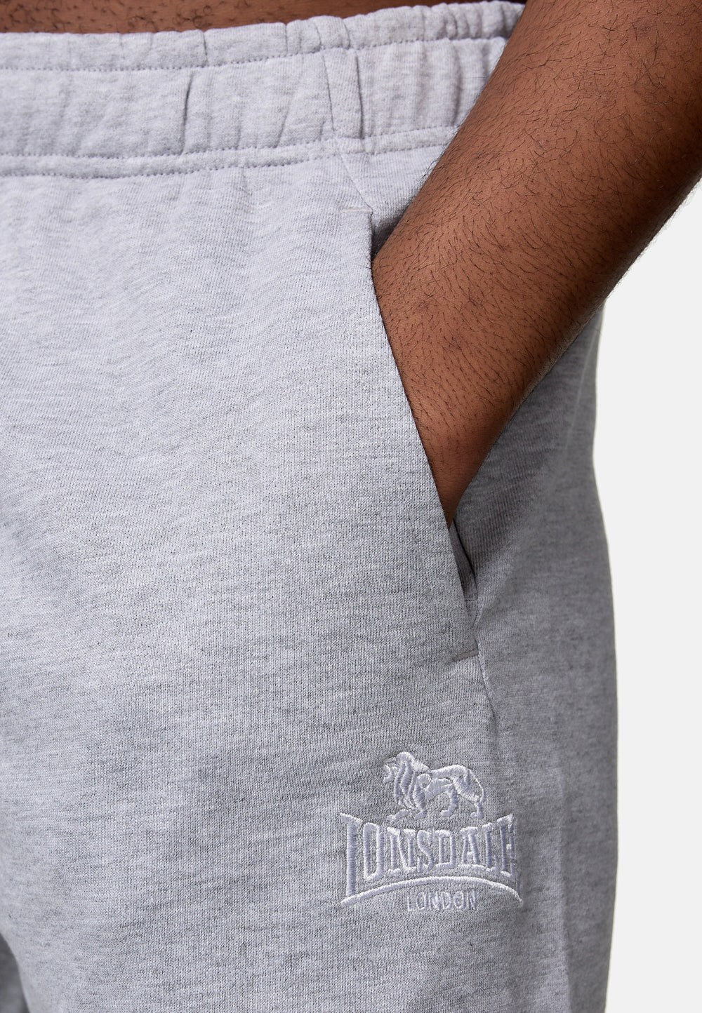 Nahaufnahme der grauen Lonsdale Shorts aus weichem Baumwoll-Mix
