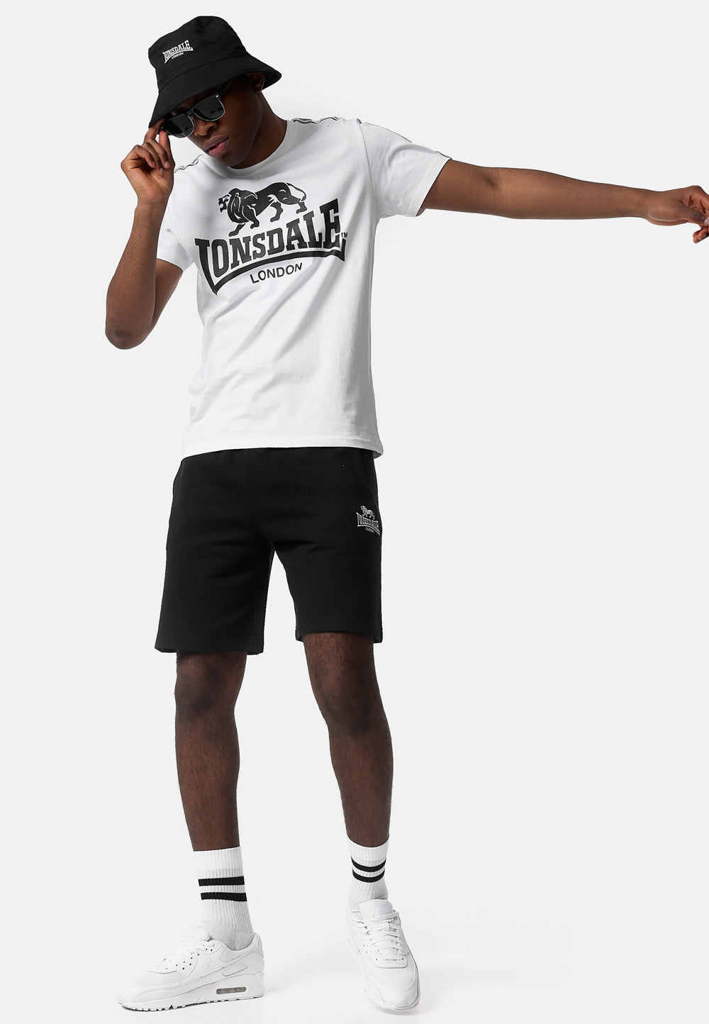 Lonsdale Dromore Shorts in Schwarz mit Logo-Stickerei vorne.