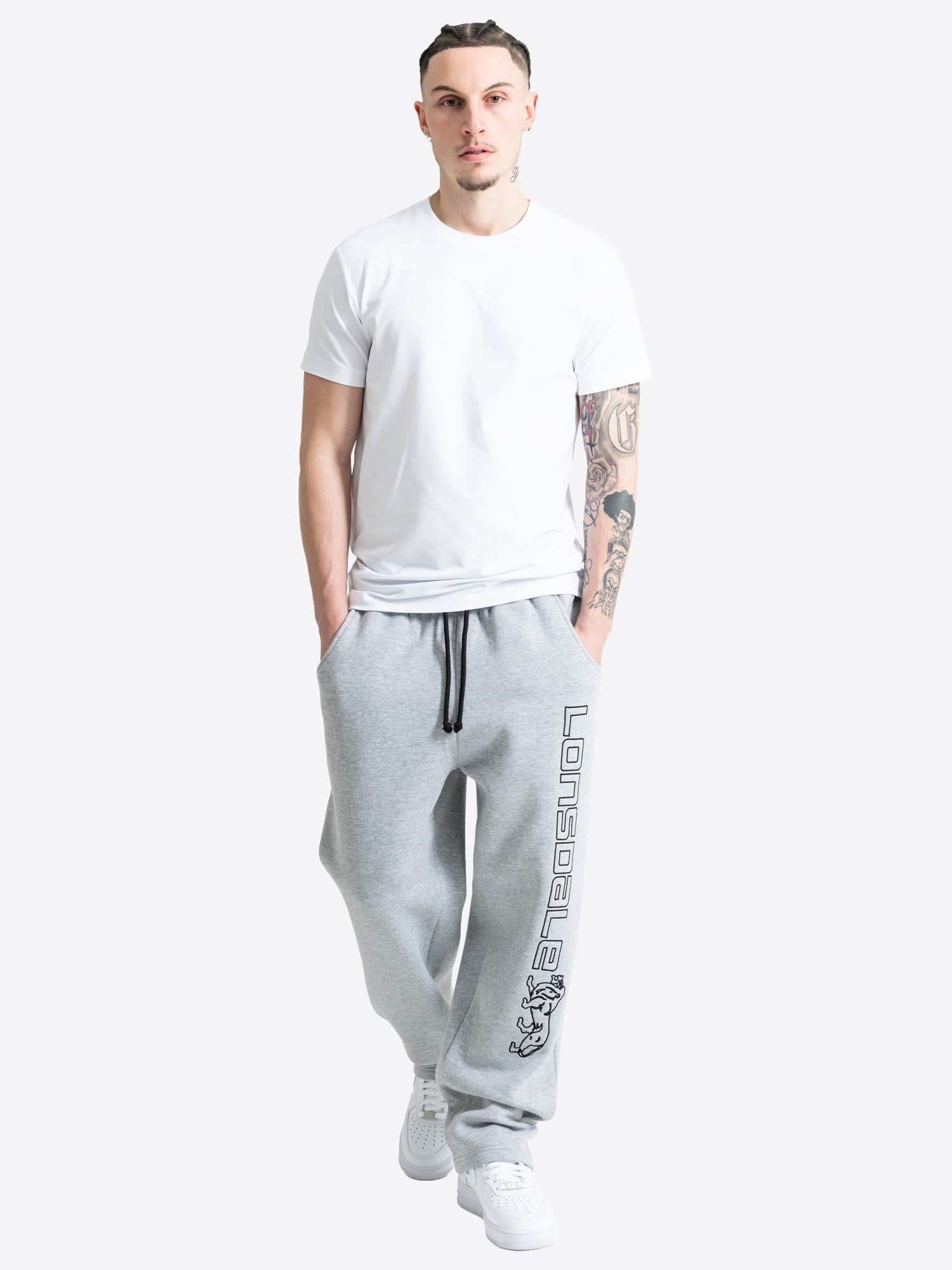  Graue Lonsdale Jogginghose für Herren mit großem Logo-Schriftzug.