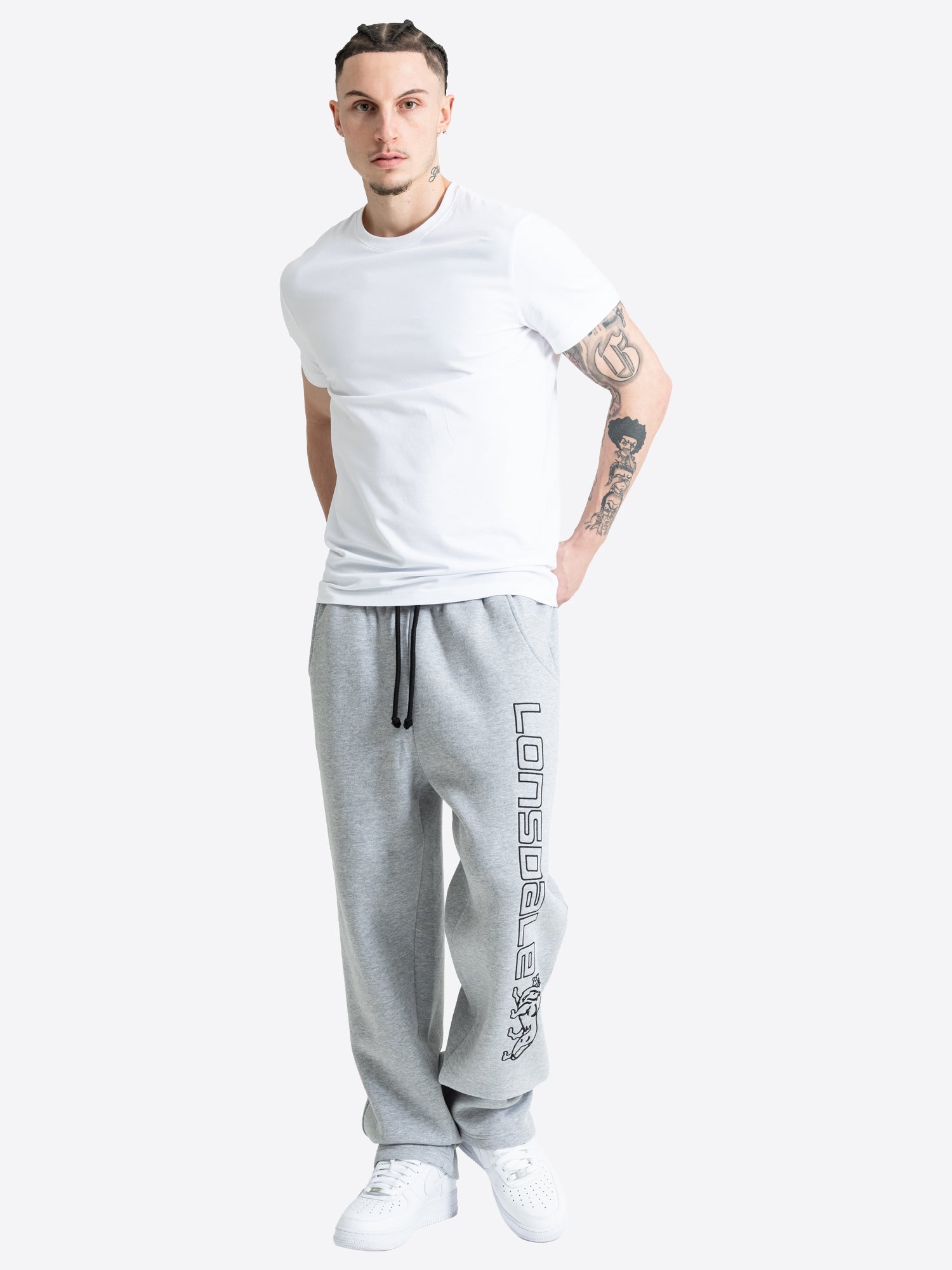  Graue Lonsdale Jogginghose für Herren mit großem Logo-Schriftzug.