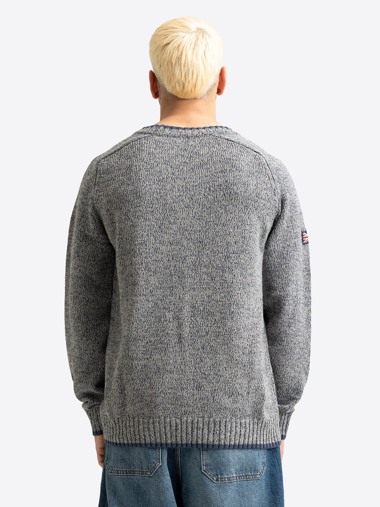 Rückansicht des grauen Lonsdale Herren-Strickpullovers mit kleiner Ärmelflagge.