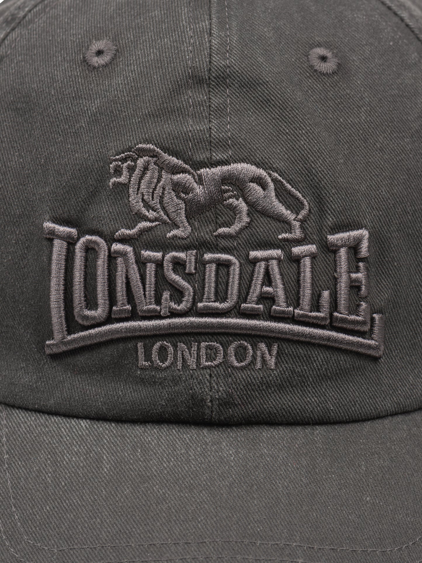 Nahaufnahme der Lonsdale Eastburn Kappe aus grauem Baumwoll-Gewebe in Köperbindung mit hochwertigem Stick-Logo.