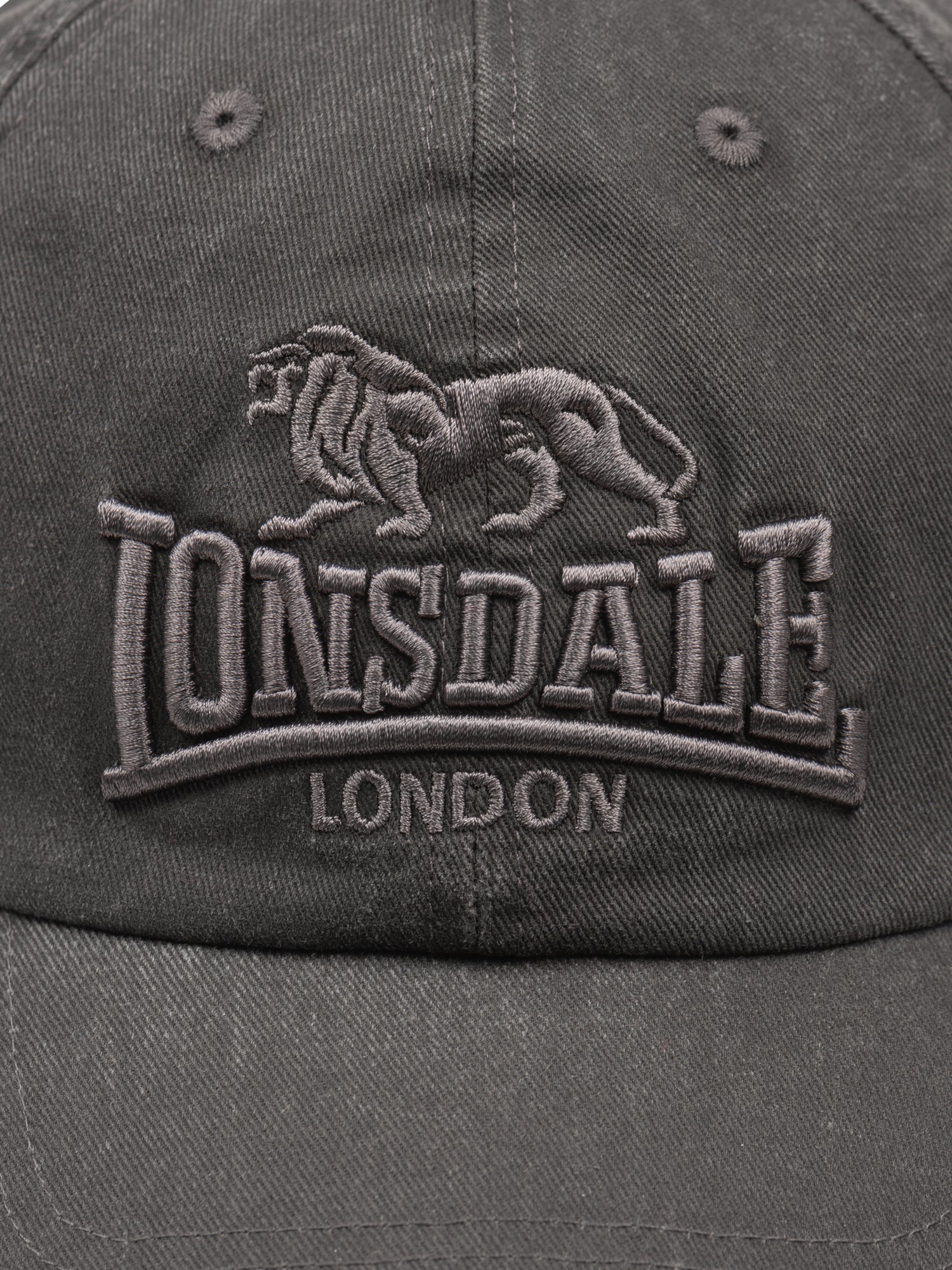 Nahaufnahme der Lonsdale Eastburn Kappe aus grauem Baumwoll-Gewebe in Köperbindung mit hochwertigem Stick-Logo.