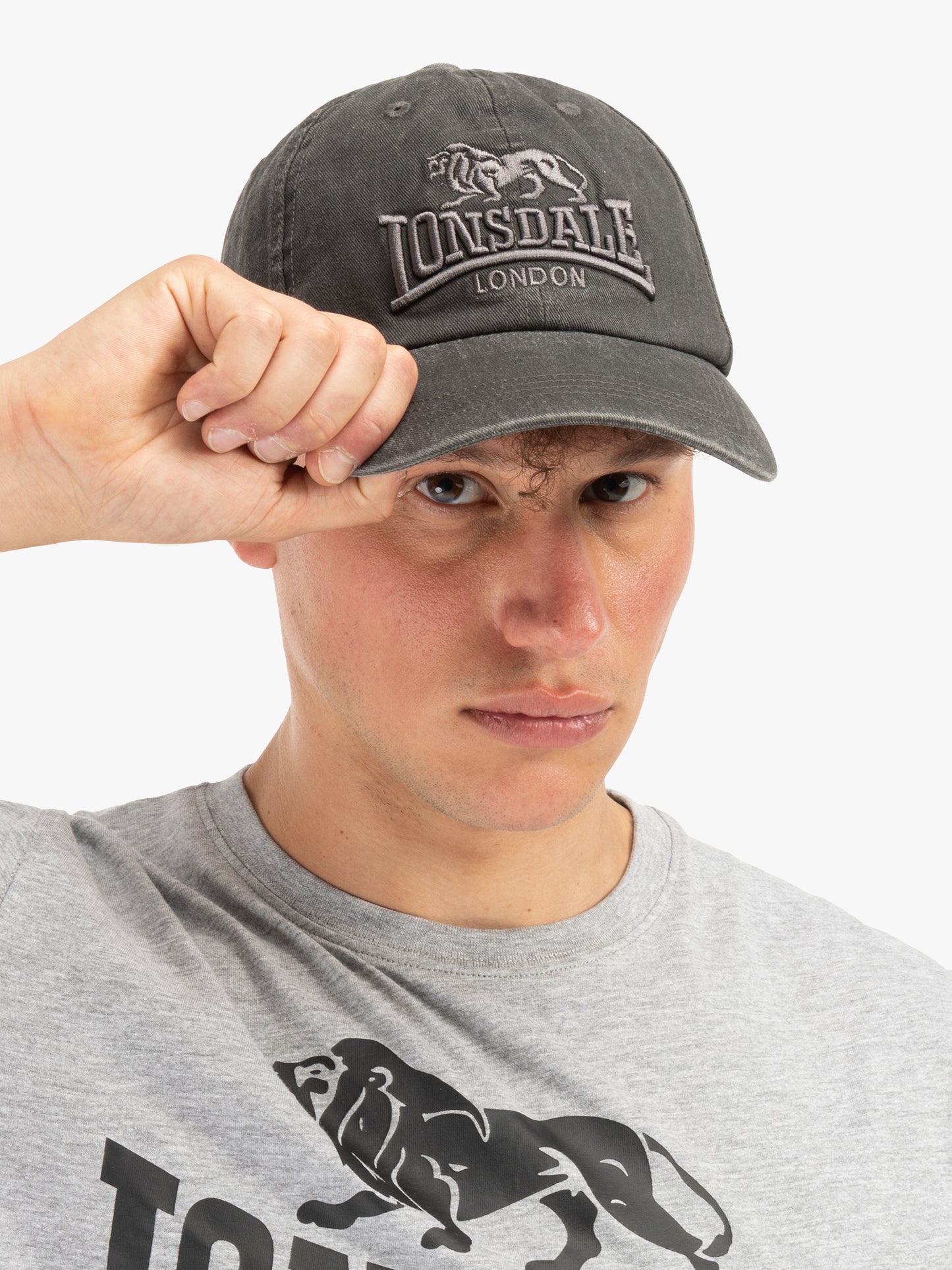 Lonsdale Snapback Cap Eastburn in Washed Grey mit toniger Logo-Stickerei auf der Vorderseite.