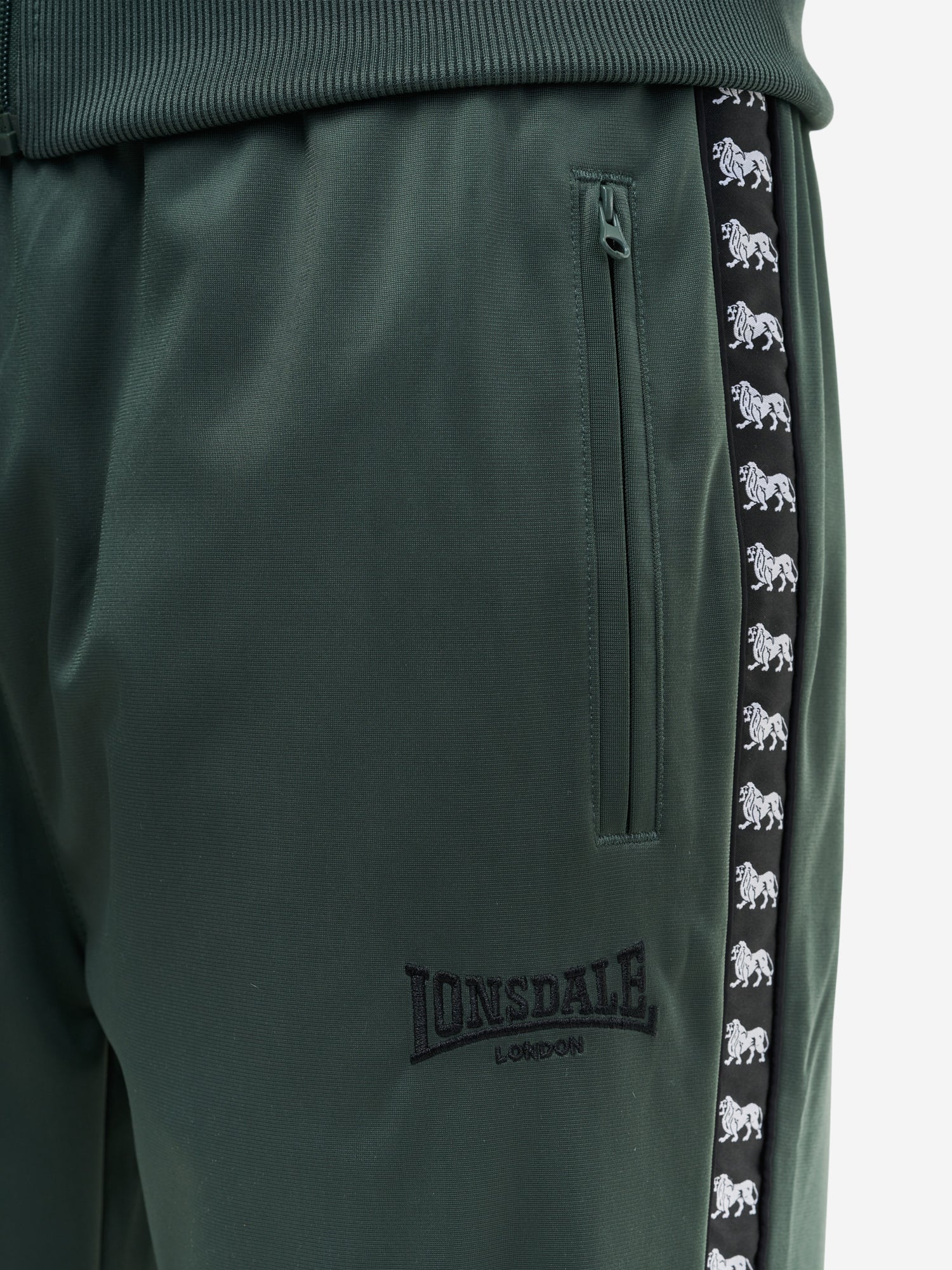 Lonsdale Wyberton Jogginghose in Oliv mit Logo-Stickerei und seitlichem Löwen-Band.