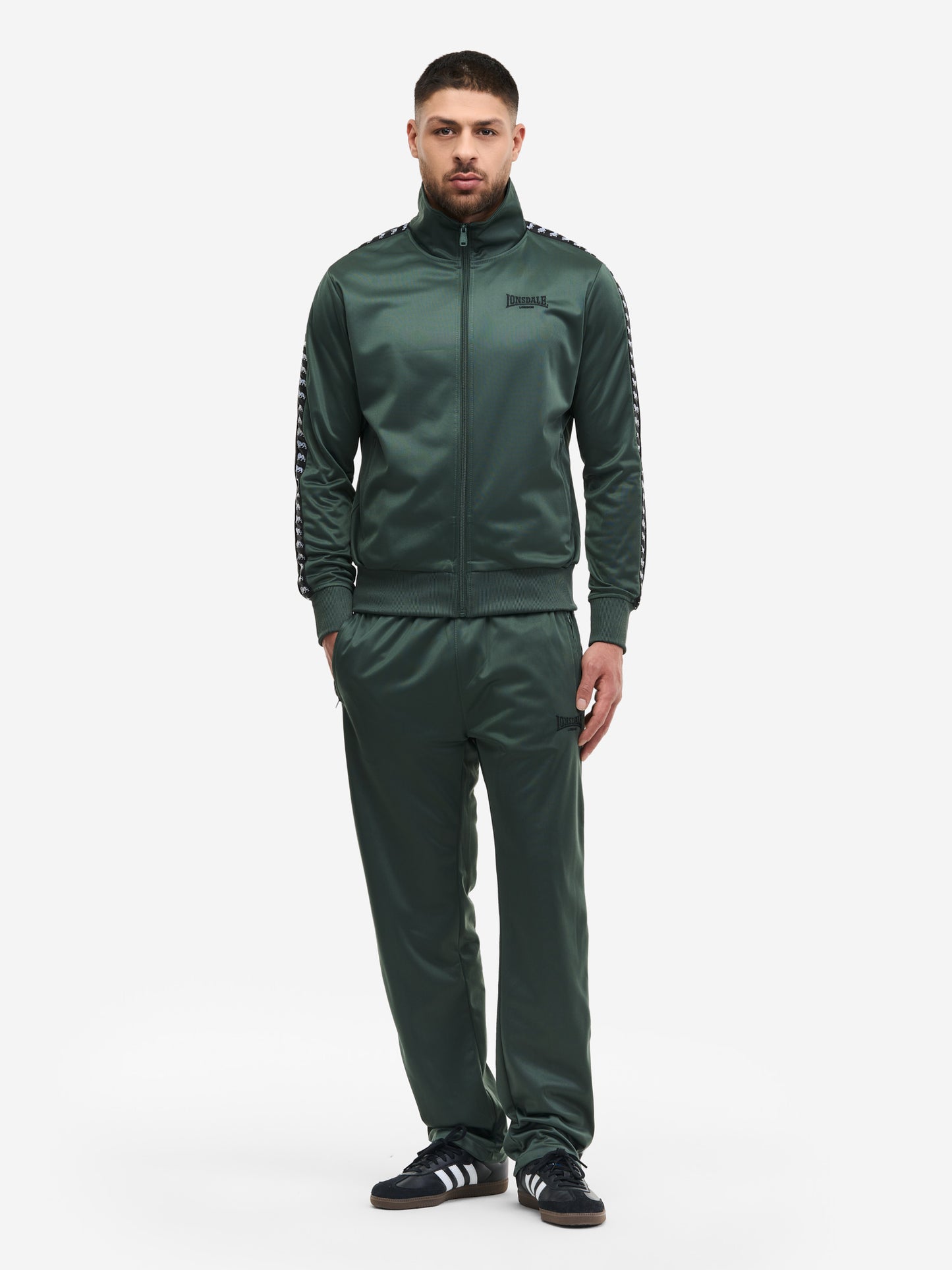  Lonsdale Wyberton Jogginganzug Oliv Herren - Frontansicht mit Logo-Stickerei.