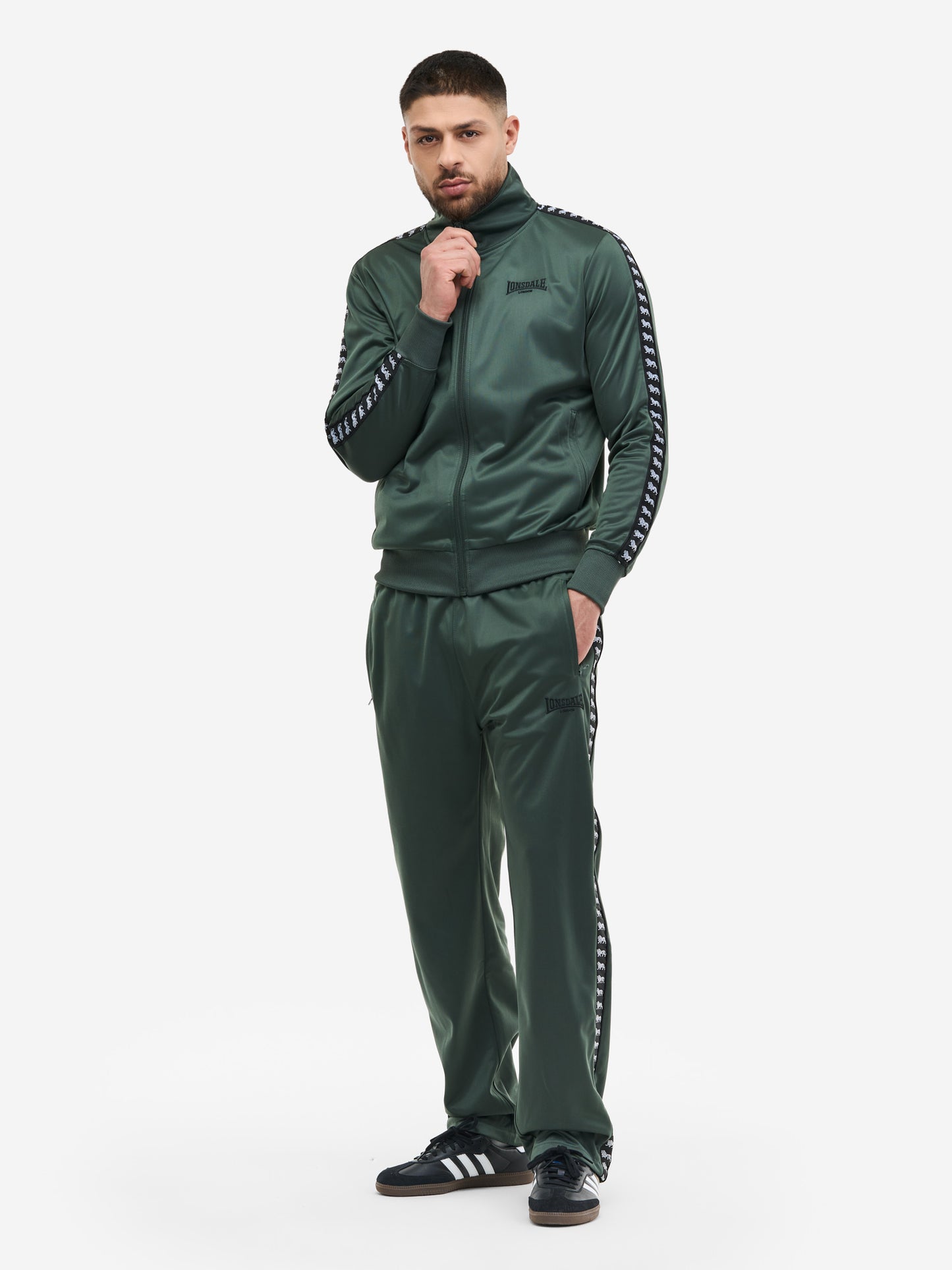 Lonsdale Wyberton Jogginganzug Oliv Herren - Frontansicht mit Logo-Stickerei.