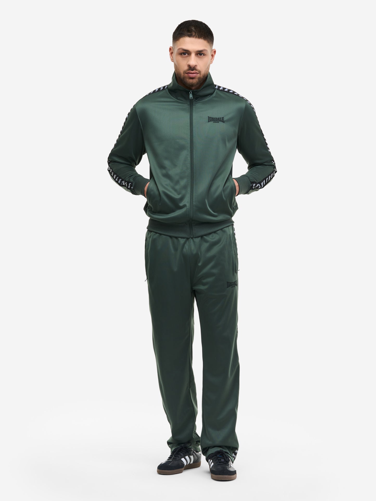 Lonsdale Wyberton Jogginganzug Oliv Herren - Frontansicht mit Logo-Stickerei.