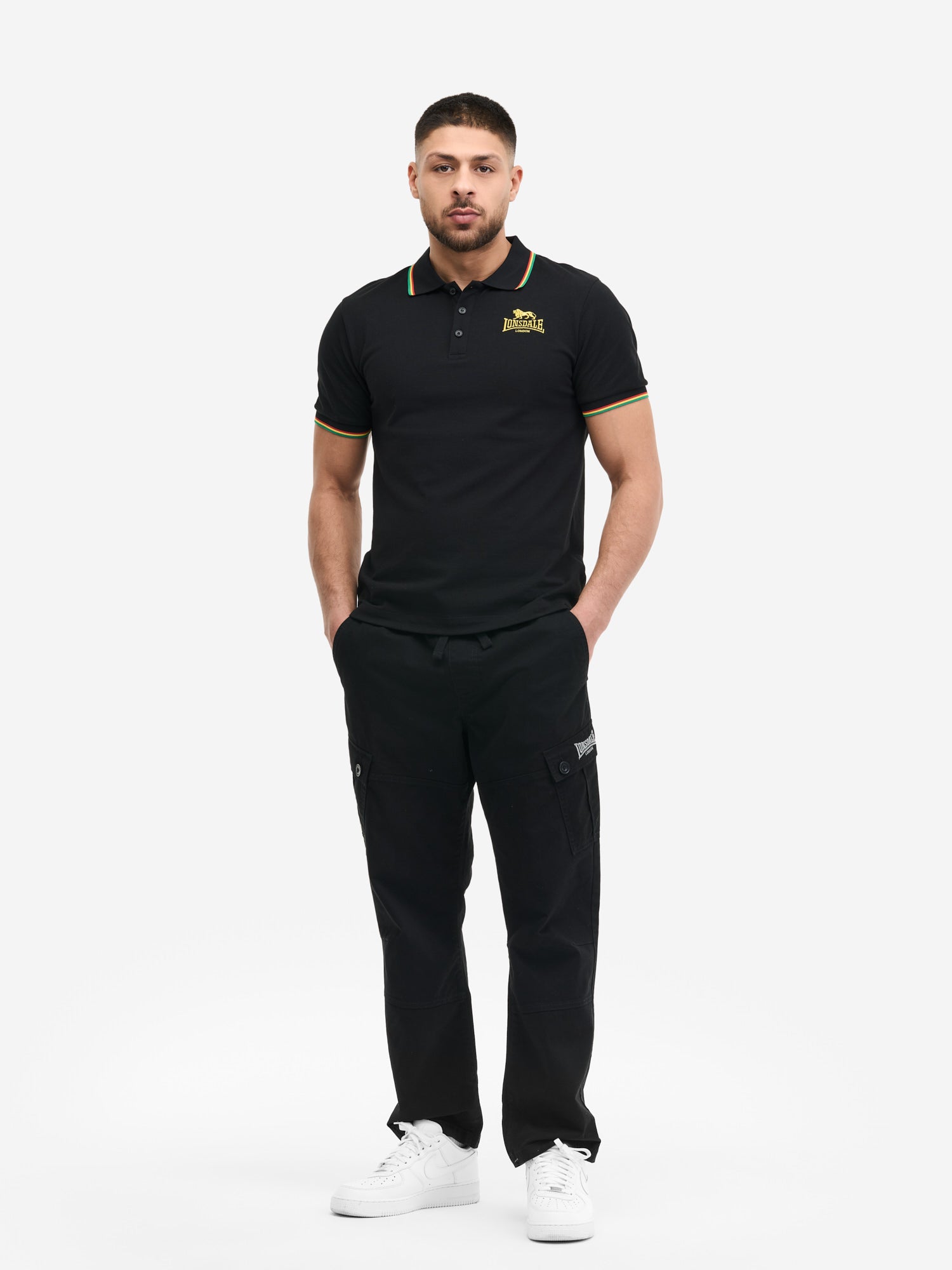  Schwarzes Lonsdale Poloshirt, Regular Fit, Piqué aus Baumwolle mit weißer Löwenstickerei auf der Brust