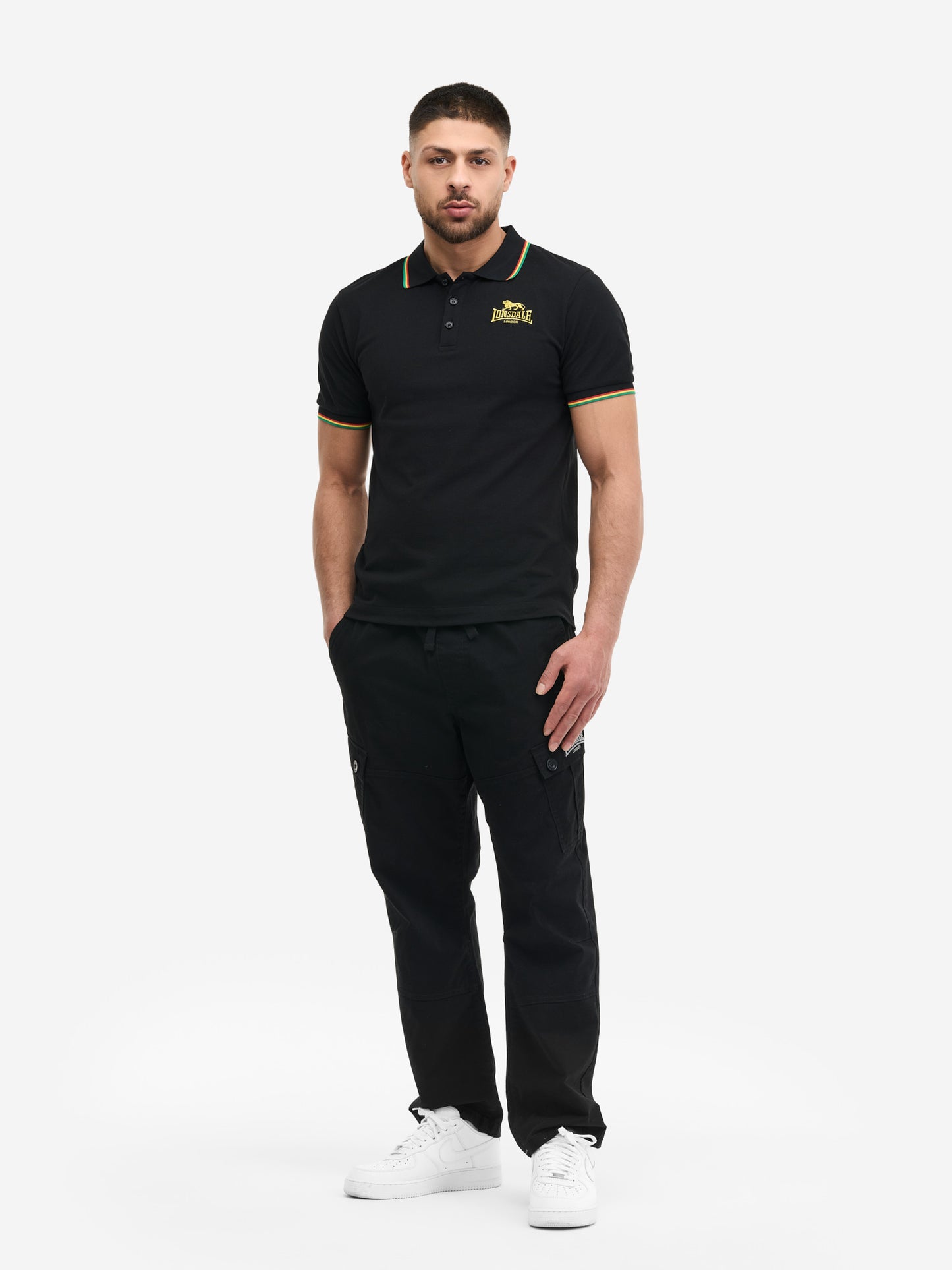  Schwarzes Lonsdale Poloshirt, Regular Fit, Piqué aus Baumwolle mit weißer Löwenstickerei auf der Brust