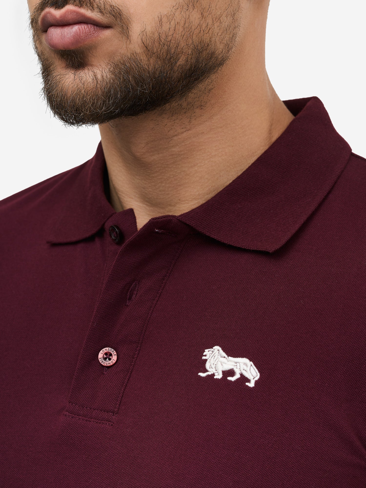 Gestickter Lonsdale Löwe auf Oxblood Piqué-Baumwolle.