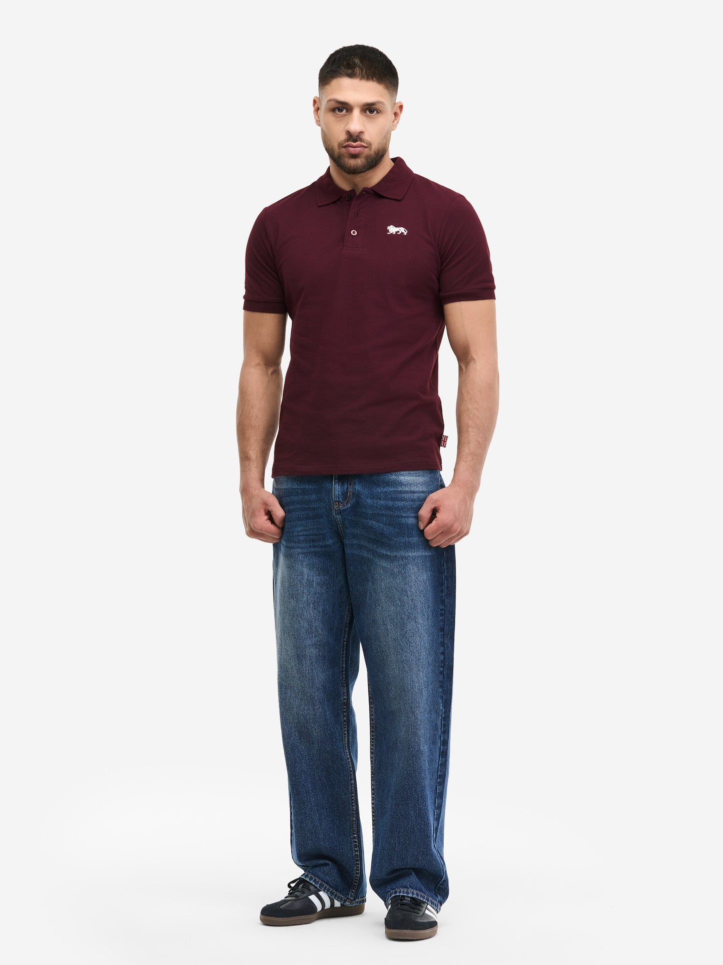Lonsdale Poloshirt Oxblood mit gesticktem Löwen.