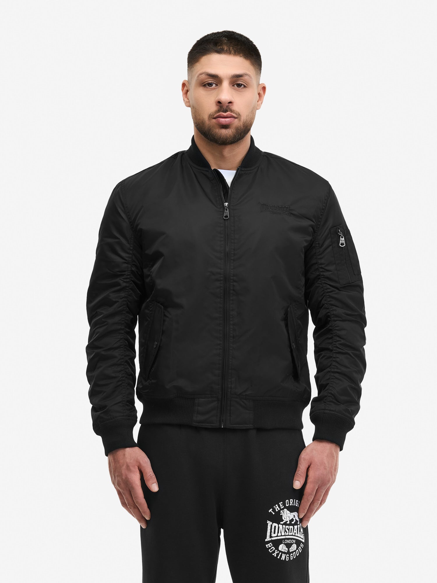 Lonsdale Herren Bomberjacke Poolstock in Schwarz, schmale Passform, Reissverschluss und dezente Logo-Stickerei auf der Brust.