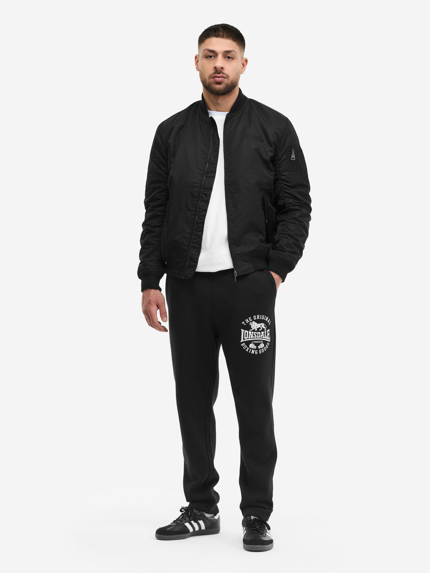Lonsdale Herren Bomberjacke Poolstock in Schwarz, schmale Passform, Reissverschluss und dezente Logo-Stickerei auf der Brust.