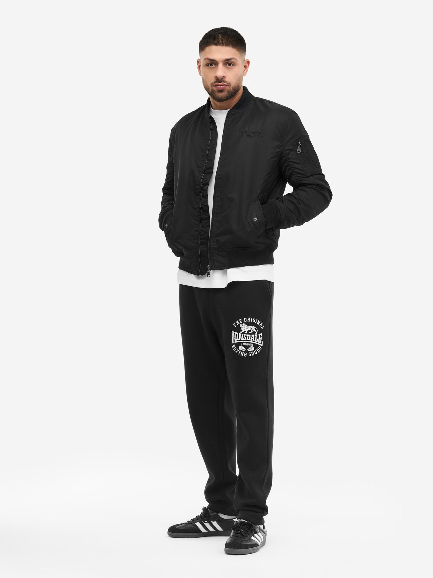 Lonsdale Herren Bomberjacke Poolstock in Schwarz, schmale Passform, Reissverschluss und dezente Logo-Stickerei auf der Brust.