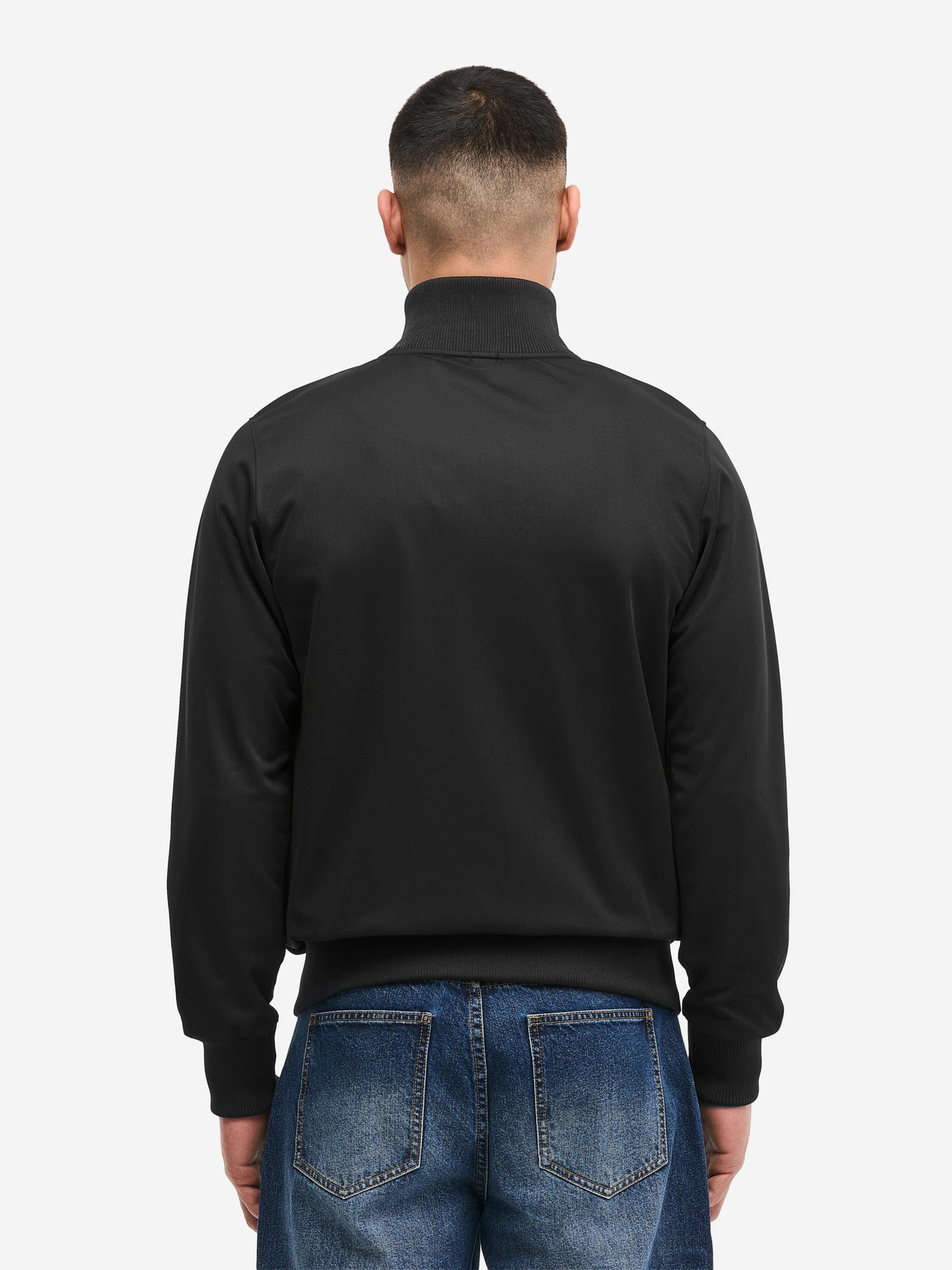 Rückansicht der schmal geschnittenen Lonsdale Trainingsjacke in Schwarz mit elastischen Rippstrick-Bündchen.