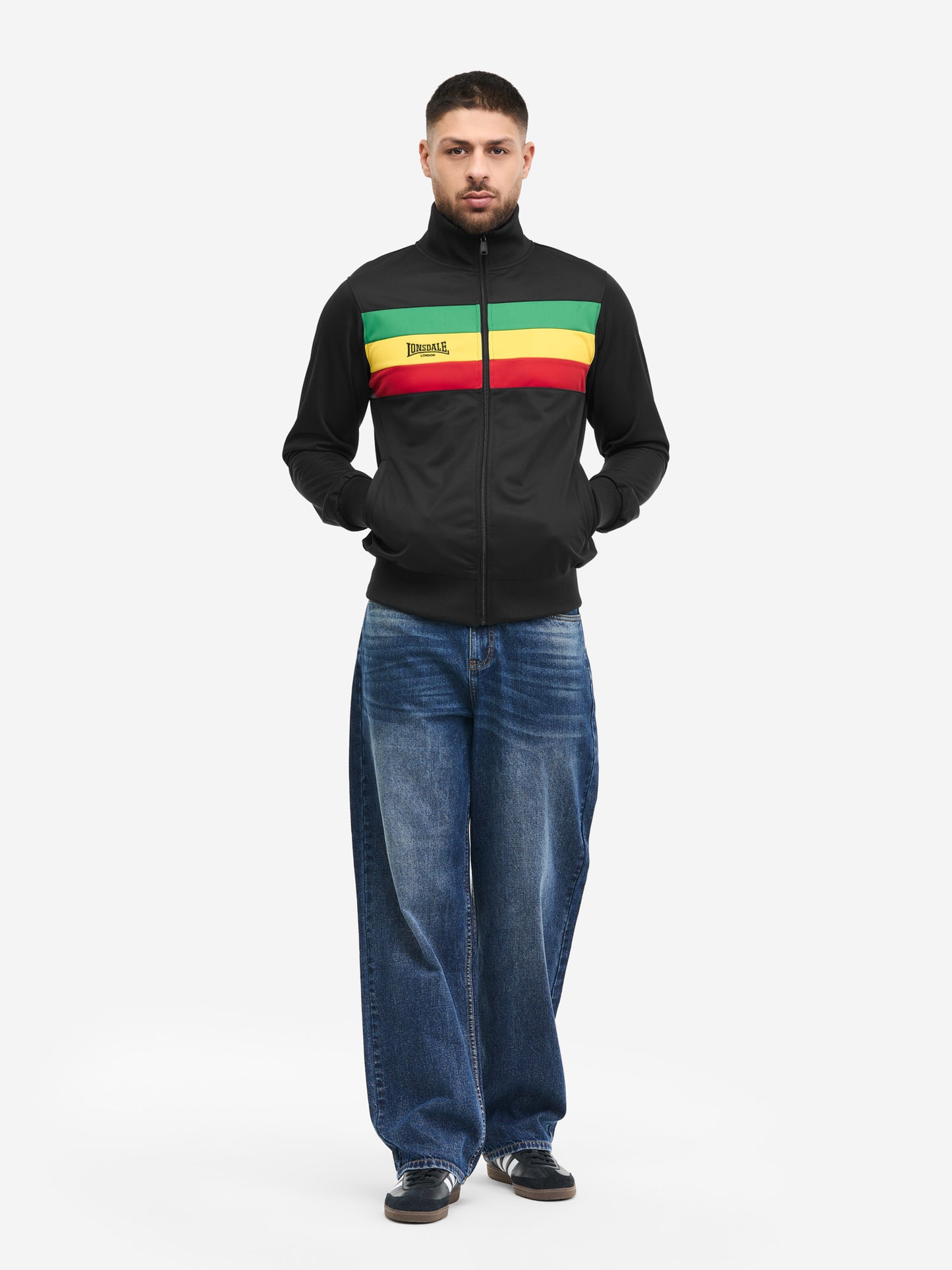 Lonsdale Herren Trainingsjacke Slim Fit, schwarz mit Regenbogen-Bruststreifen, Logo-Stickerei und Stehkragen.