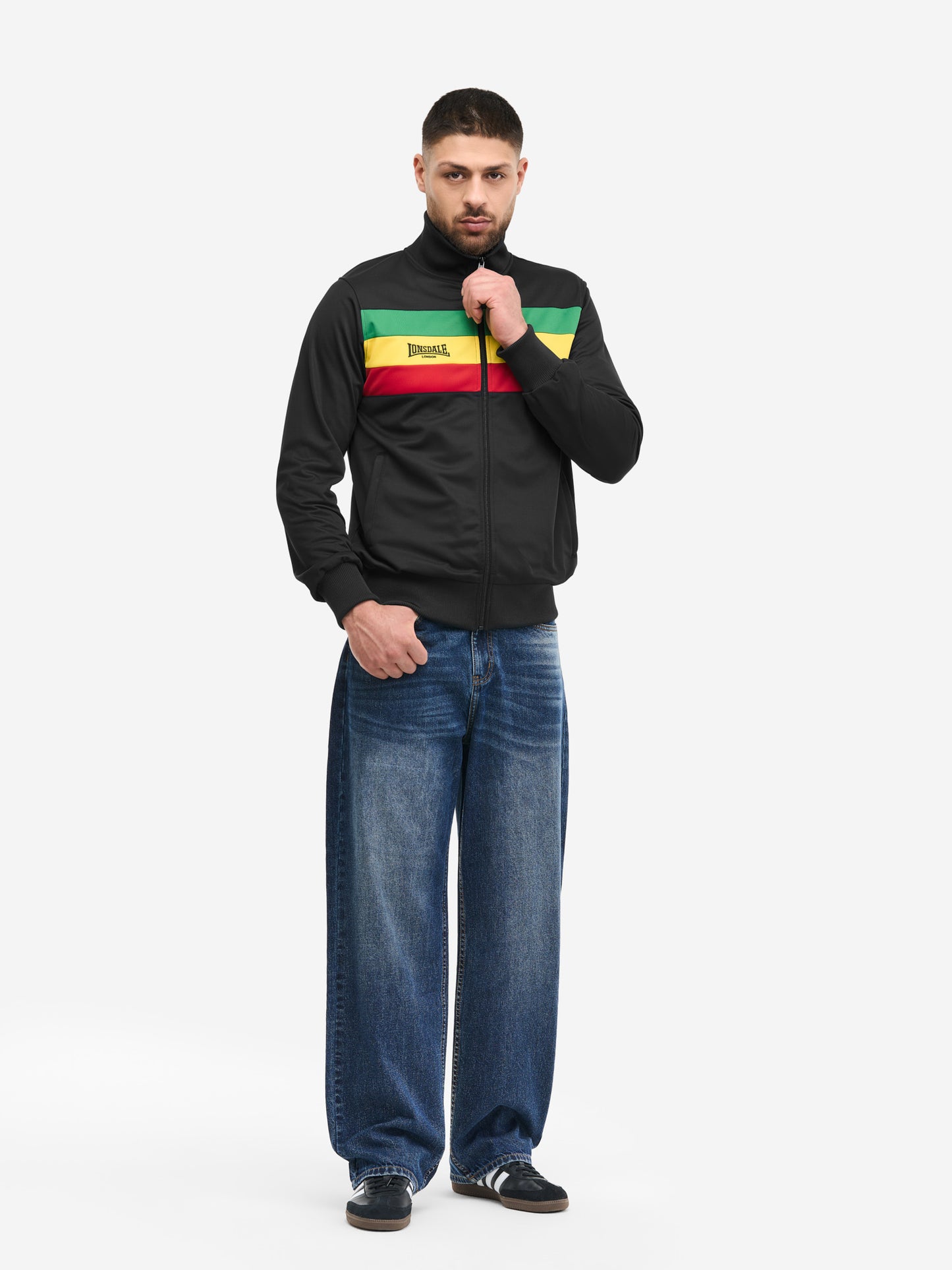 Lonsdale Herren Trainingsjacke Slim Fit, schwarz mit Regenbogen-Bruststreifen, Logo-Stickerei und Stehkragen.