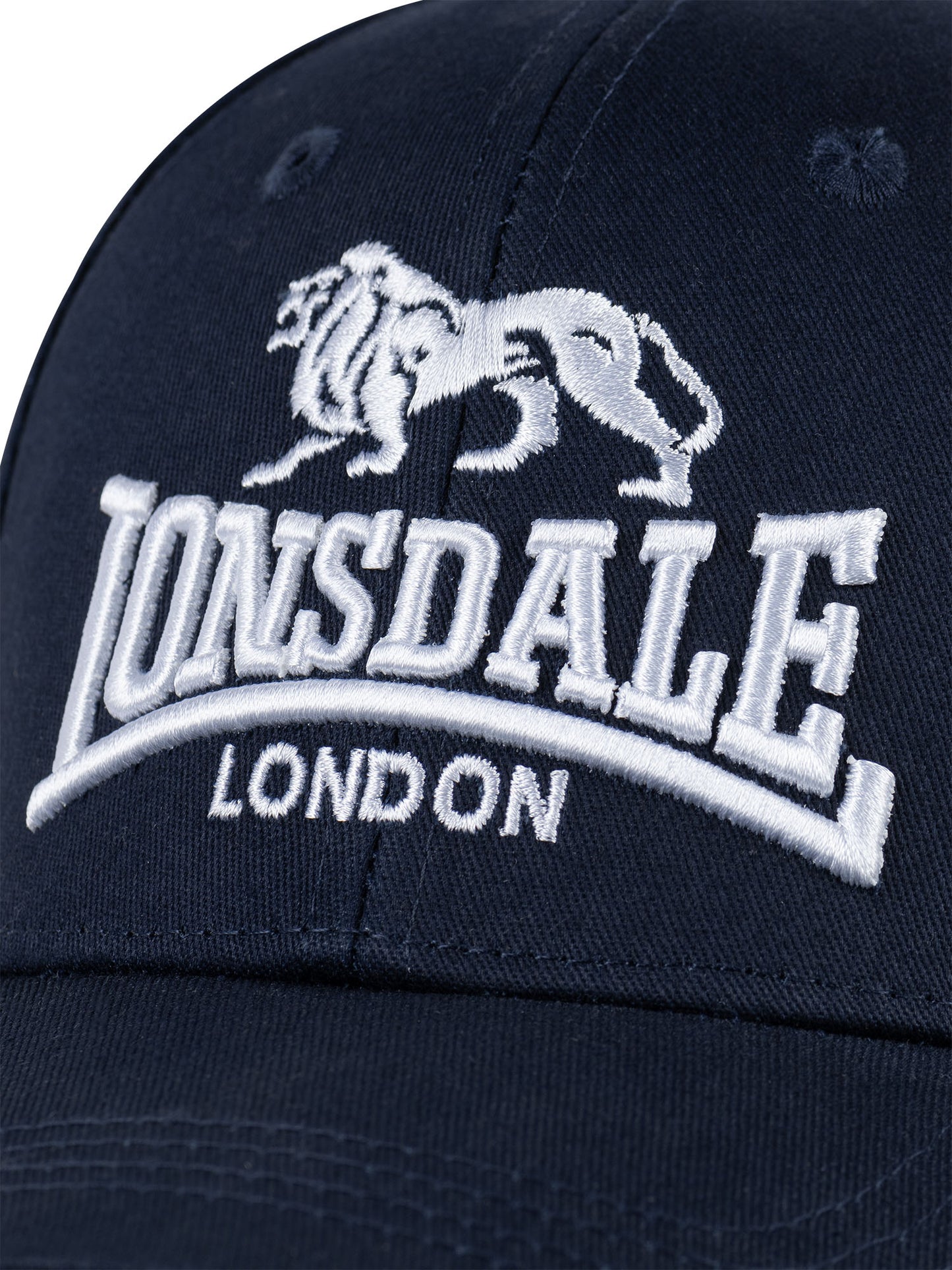  Lonsdale Kappe Navy aus Baumwoll-Gewebe mit zentralem weissem Logo-Stick und verstärktem Schirm.