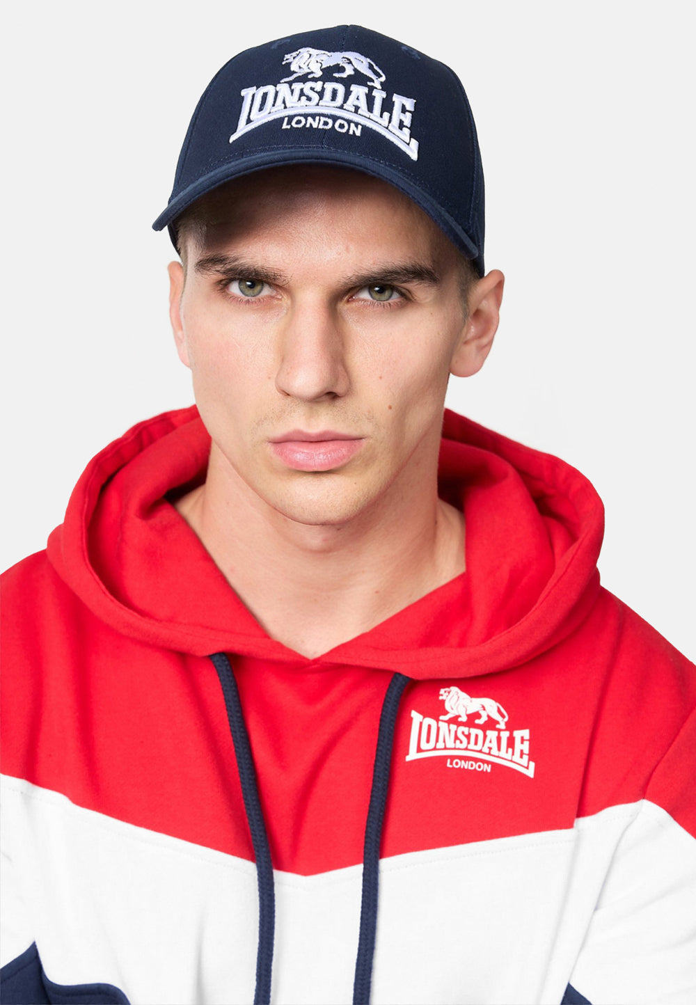 Lonsdale Doppelpack Wiltshire: Je eine schwarze und eine dunkelblaue Kappe aus 100% Baumwoll-Köper mit gesticktem Logo