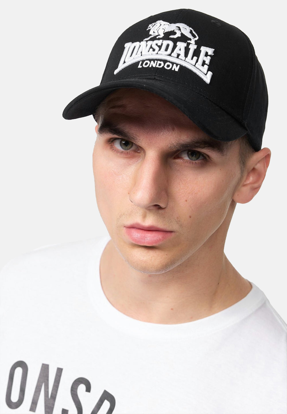Lonsdale Doppelpack Wiltshire: Je eine schwarze und eine dunkelblaue Kappe aus 100% Baumwoll-Köper mit gesticktem Logo