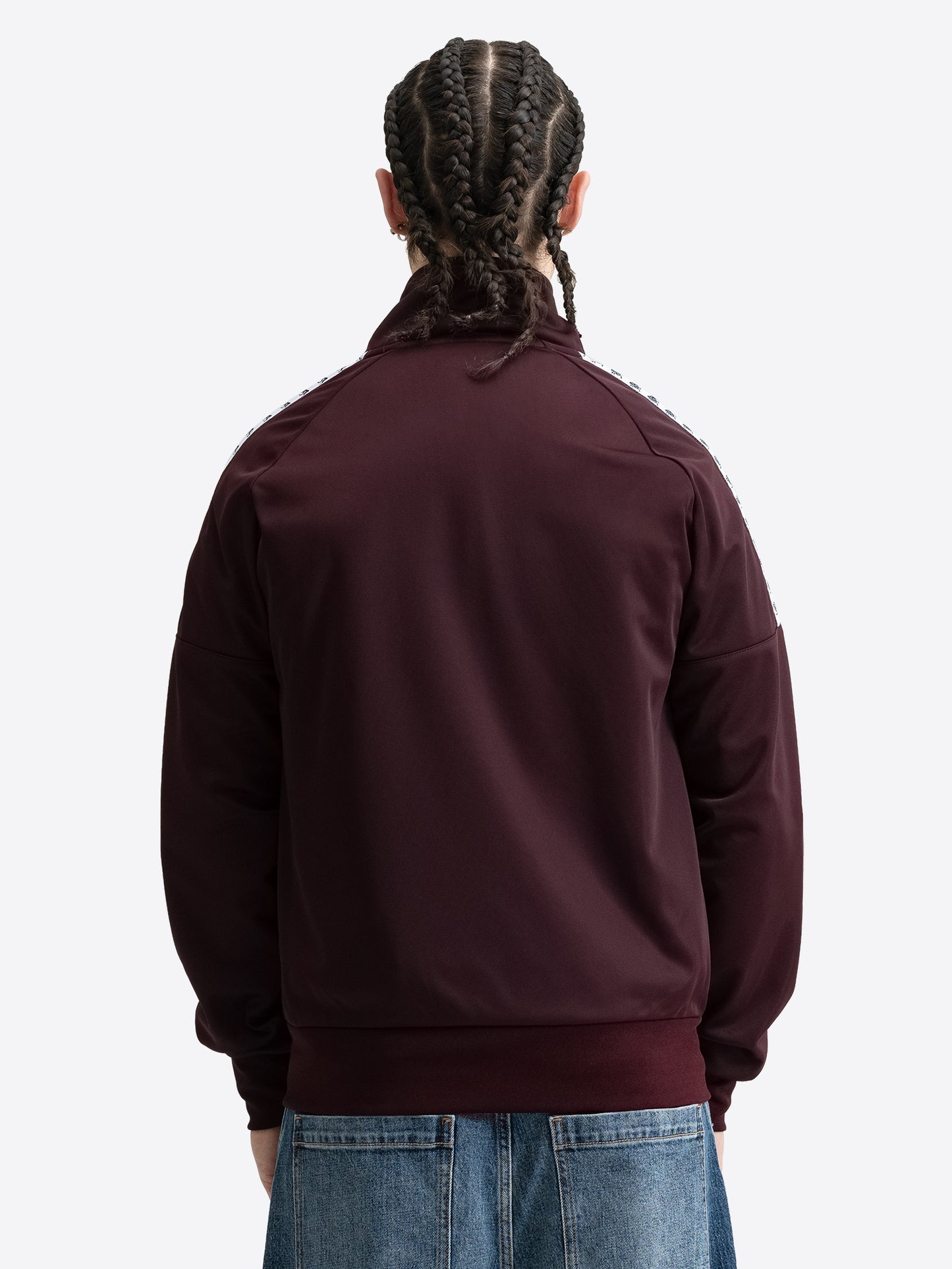 Rückansicht der bordeauxroten Lonsdale Sportjacke für Männer mit applizierten Logo-Bändern an den Ärmeln.