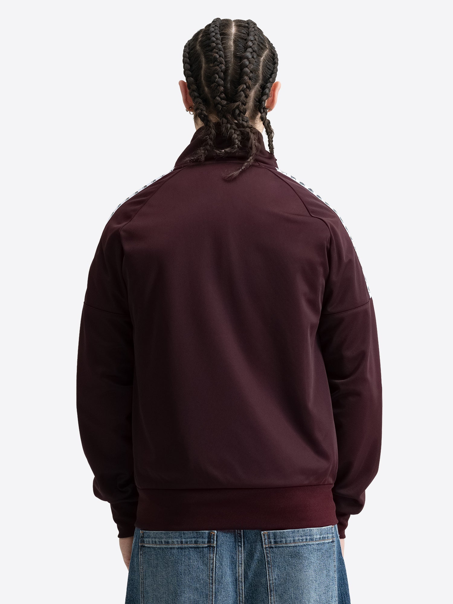 Rückansicht der bordeauxroten Lonsdale Sportjacke für Männer mit applizierten Logo-Bändern an den Ärmeln.