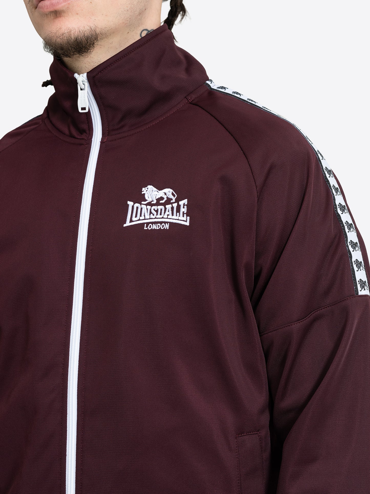 Weinrote Lonsdale Herren-Trainingsjacke in Oxblood-Rot mit weissem Reissverschluss und Logo-Stickerei, Vorderansicht.