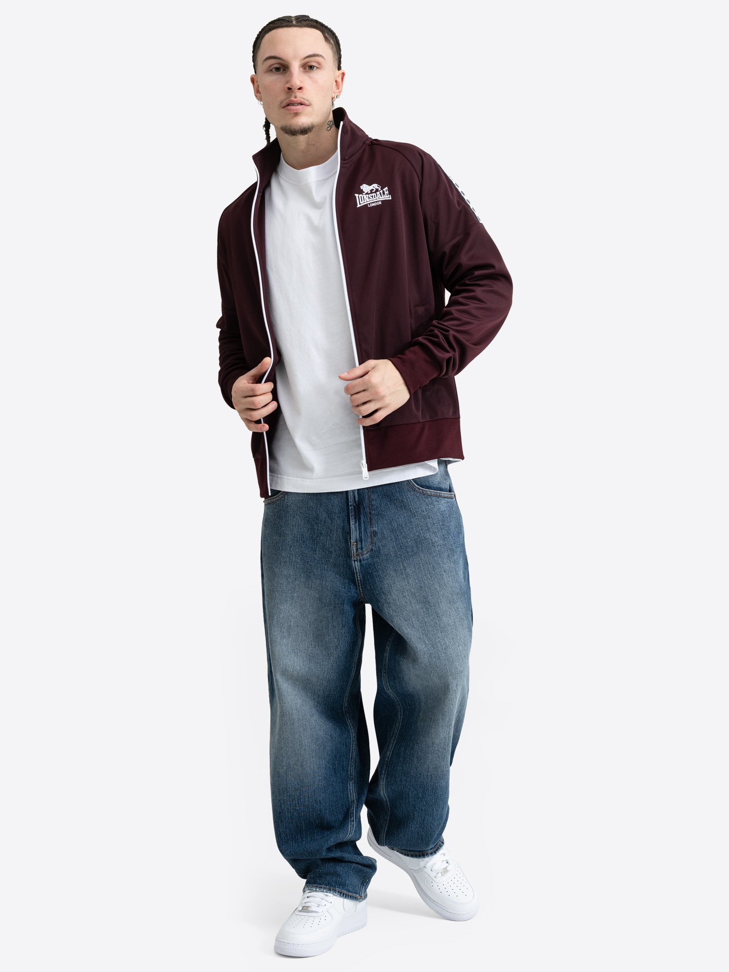 Weinrote Lonsdale Herren-Trainingsjacke in Oxblood-Rot mit weissem Reissverschluss und Logo-Stickerei, Vorderansicht.