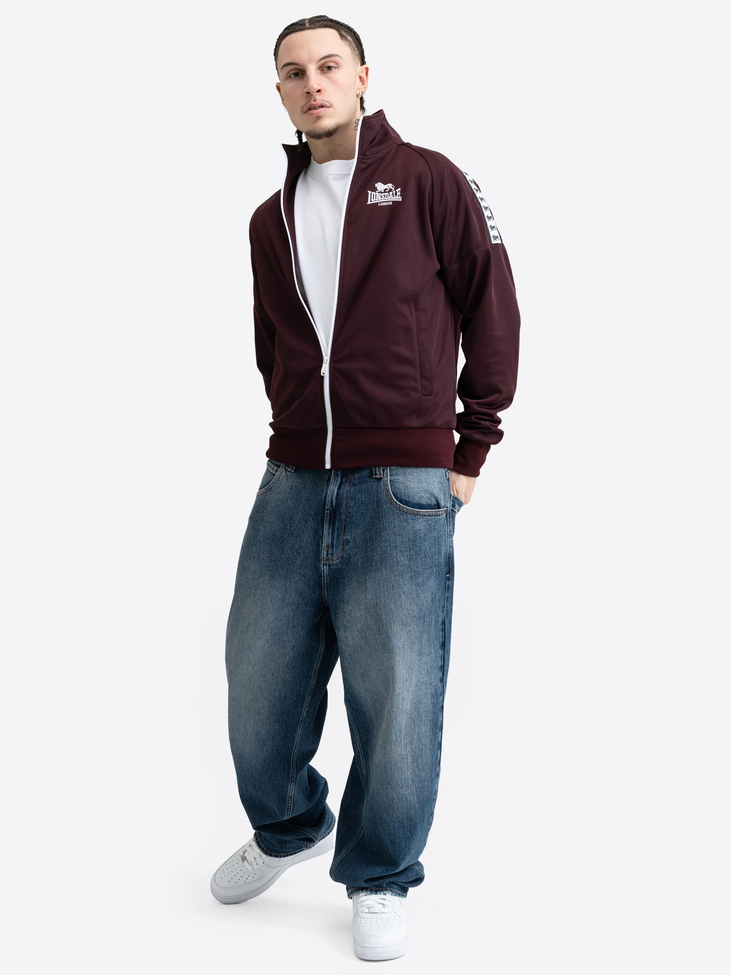 Weinrote Lonsdale Herren-Trainingsjacke in Oxblood-Rot mit weissem Reissverschluss und Logo-Stickerei, Vorderansicht.
