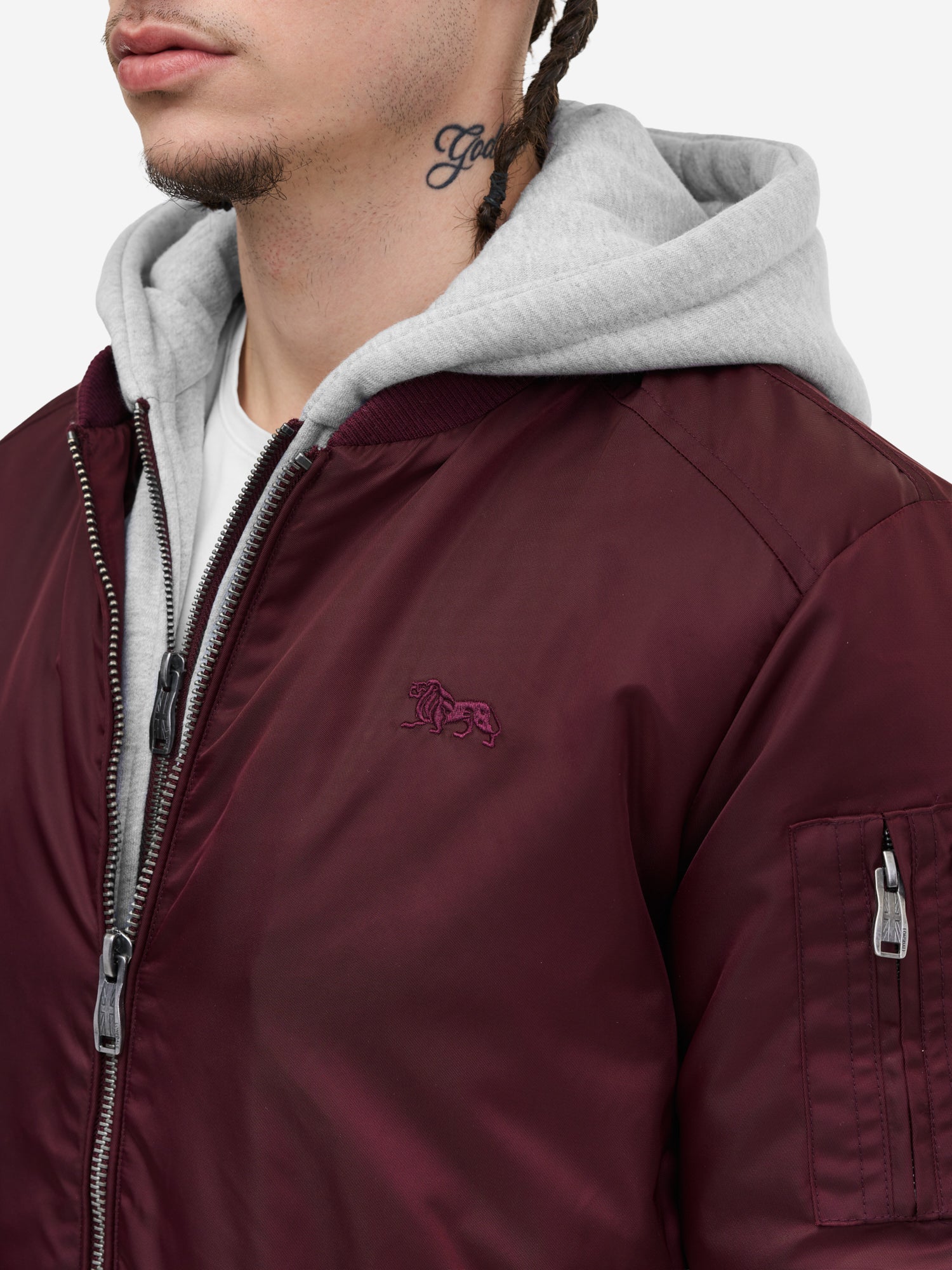 Weinrote Lonsdale Bomberjacke für Herren mit hellgrauem Kapuzeneinsatz in schmaler Passform.