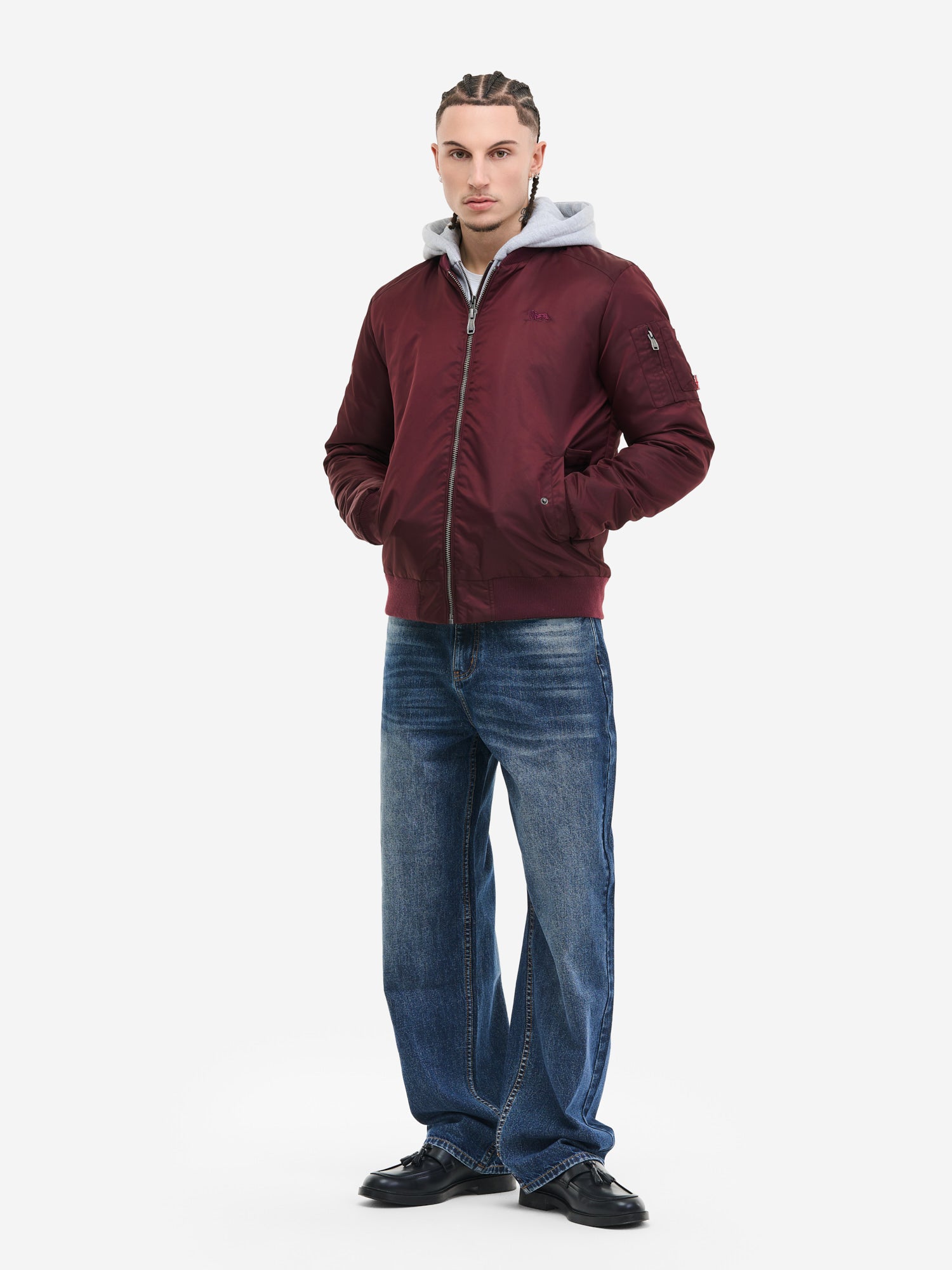 Weinrote Lonsdale Bomberjacke für Herren mit hellgrauem Kapuzeneinsatz in schmaler Passform.
