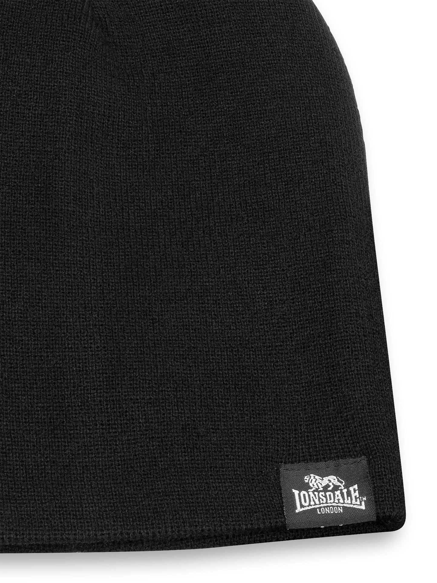 Nahaufnahme der schwarzen Lonsdale Strickmütze mit Fokus auf dem gewebten Logo-Aufnäher.