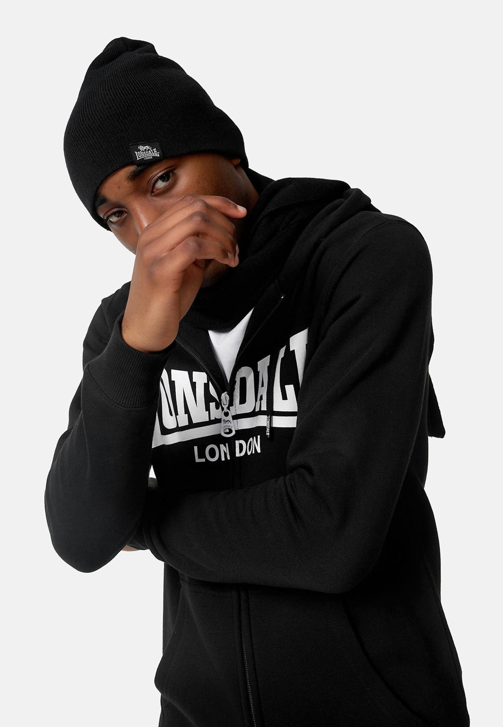 Schwarze Lonsdale Beanie und passender Schal getragen als Streetwear-Look.