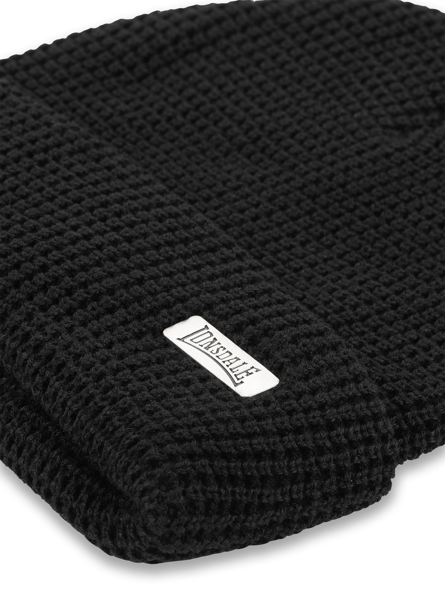 Lonsdale Beanie in Schwarz, mit klassischem Lonsdale-Logo auf der Vorderseite. Die Mütze ist aus weichem, dehnbarem Strickmaterial gefertigt und bietet eine bequeme Passform für kalte Tage