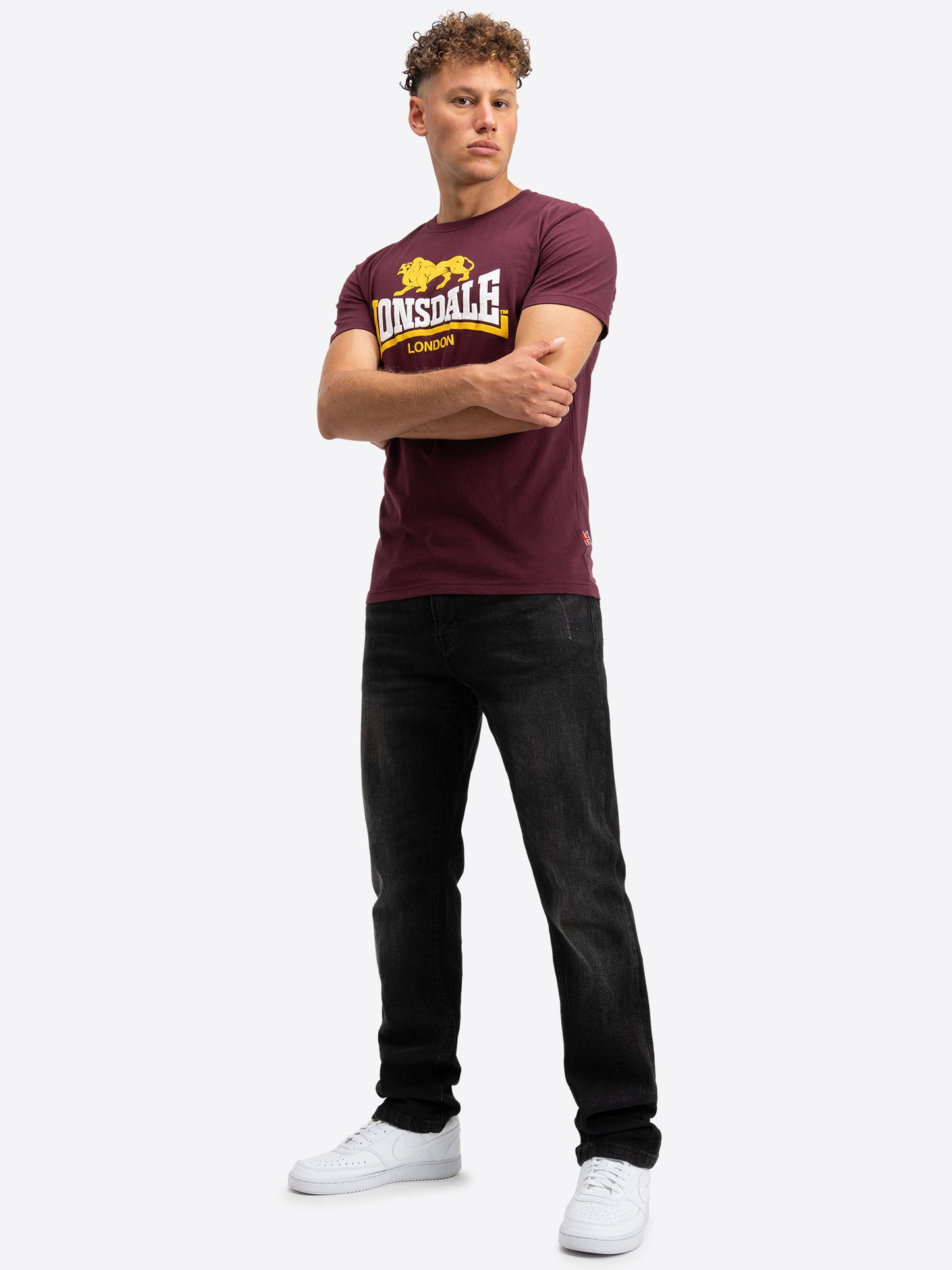 Lonsdale T-Shirt Holmston in Oxblood mit zweifarbigem Logo-Druck auf der Brust, Regular Fit.