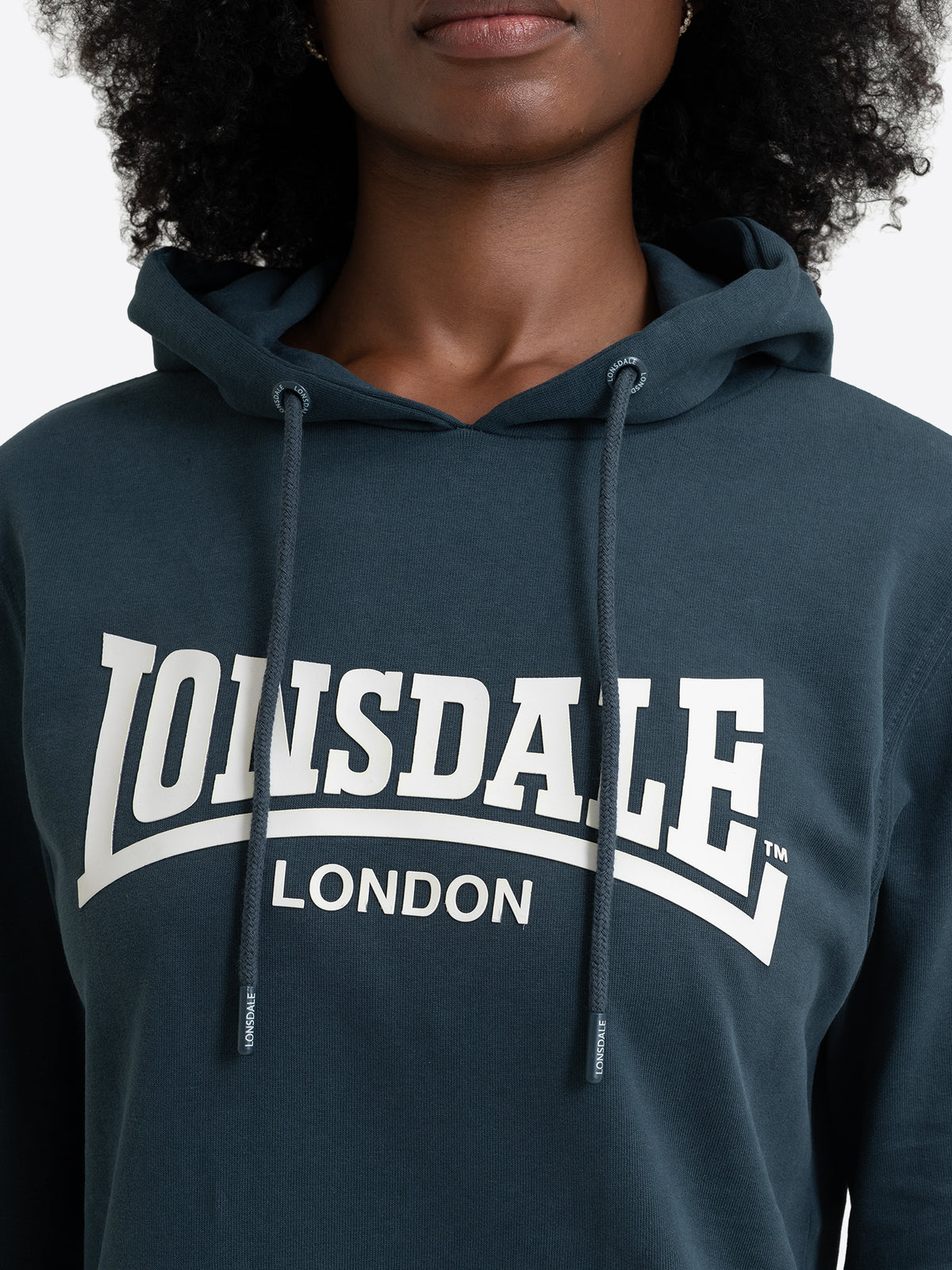 Dunkelblaues Lonsdale Damen-Kapuzensweatshirt mit weissem Logo-Aufdruck und Kaengurutasche.