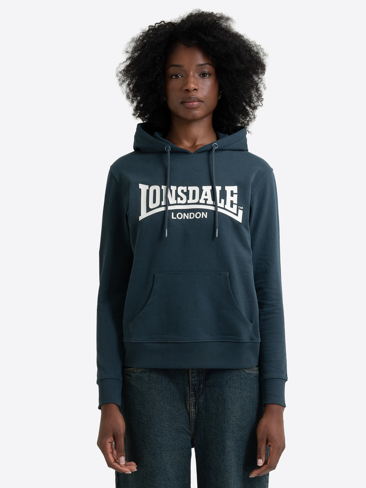 Dunkelblaues Lonsdale Damen-Kapuzensweatshirt mit weissem Logo-Aufdruck und Kaengurutasche.